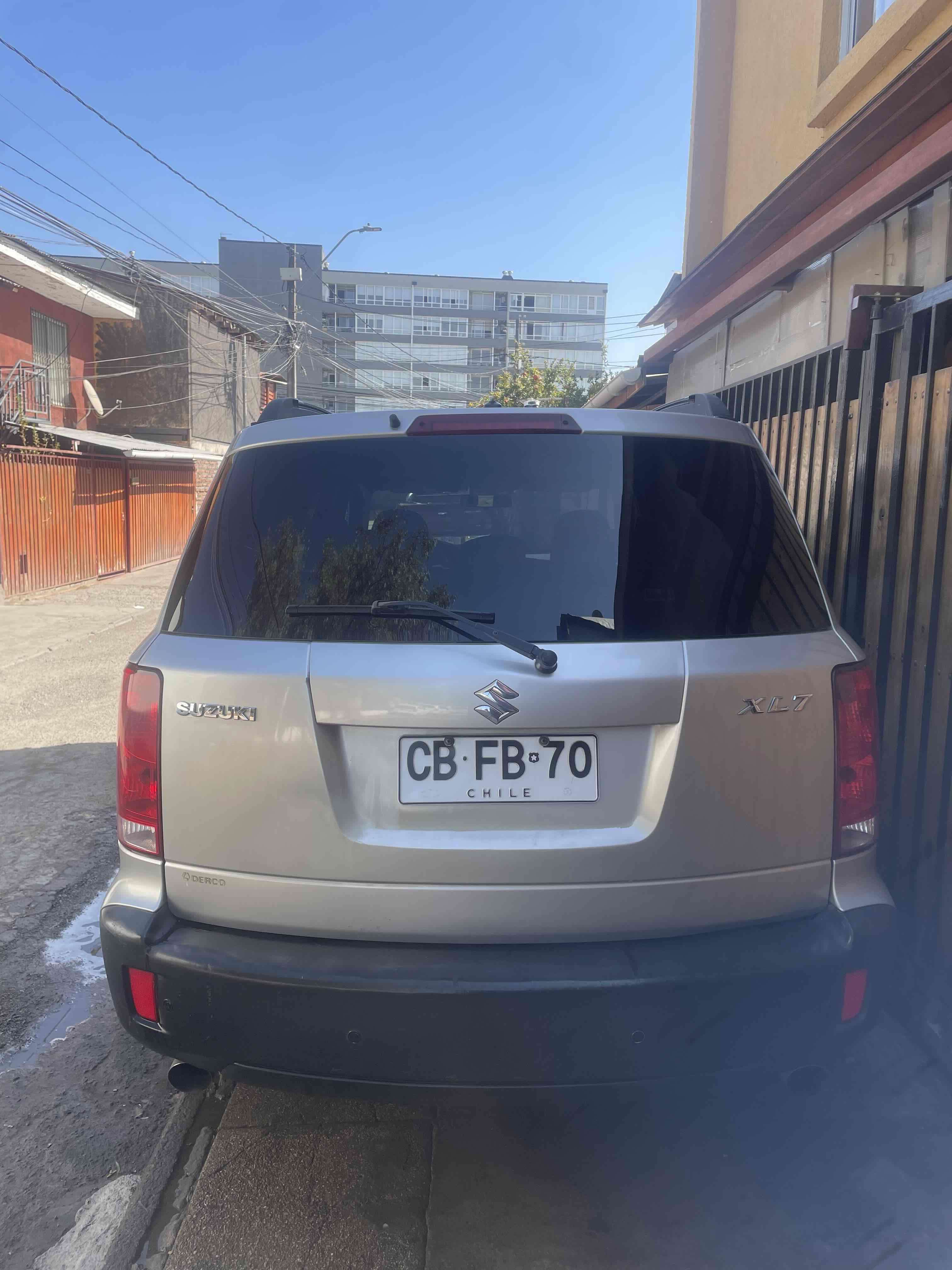 SUV plateada en buen estado - miniatura 2