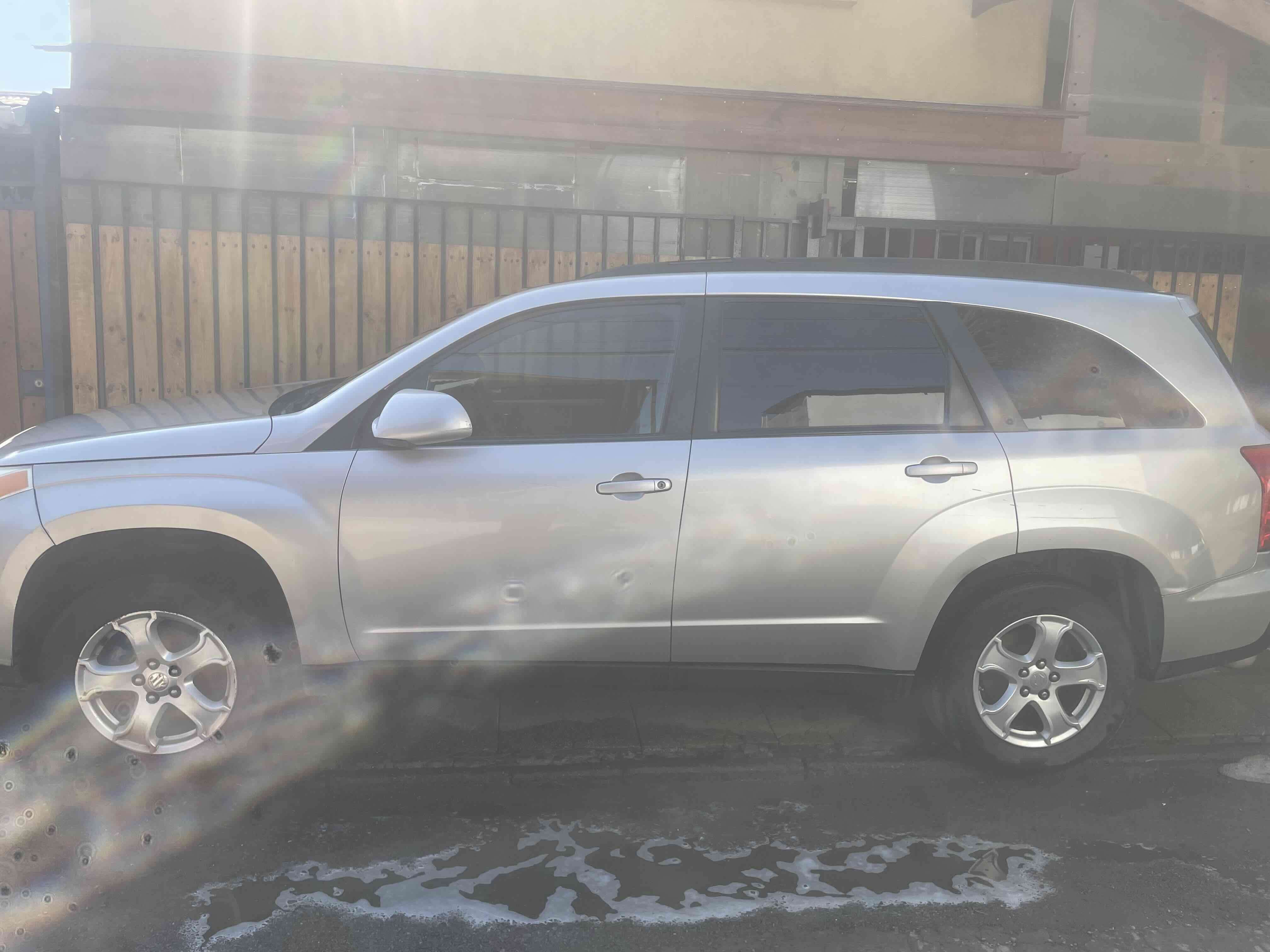 SUV plateada en buen estado - miniatura 3