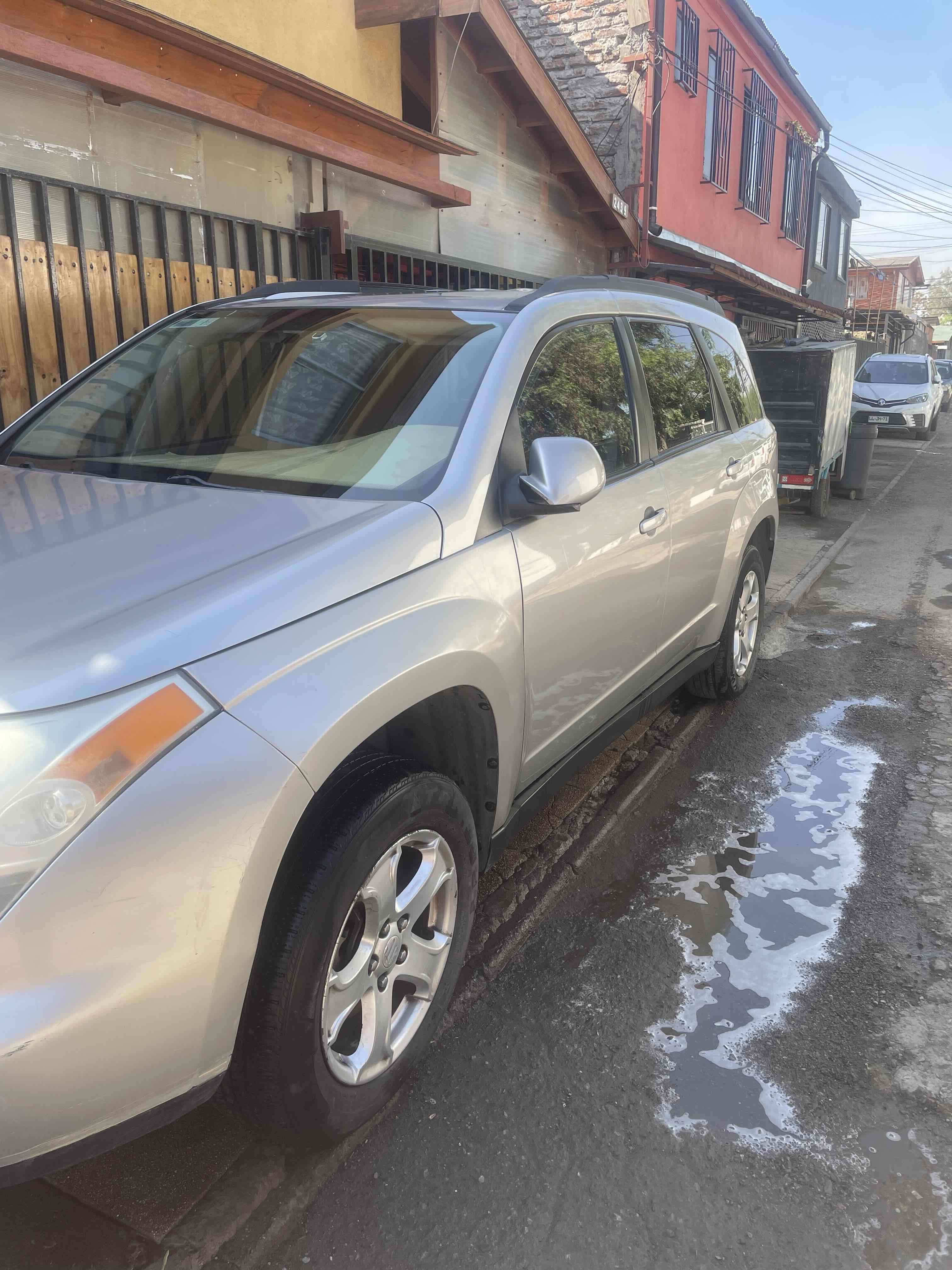 SUV plateada en buen estado - miniatura 4