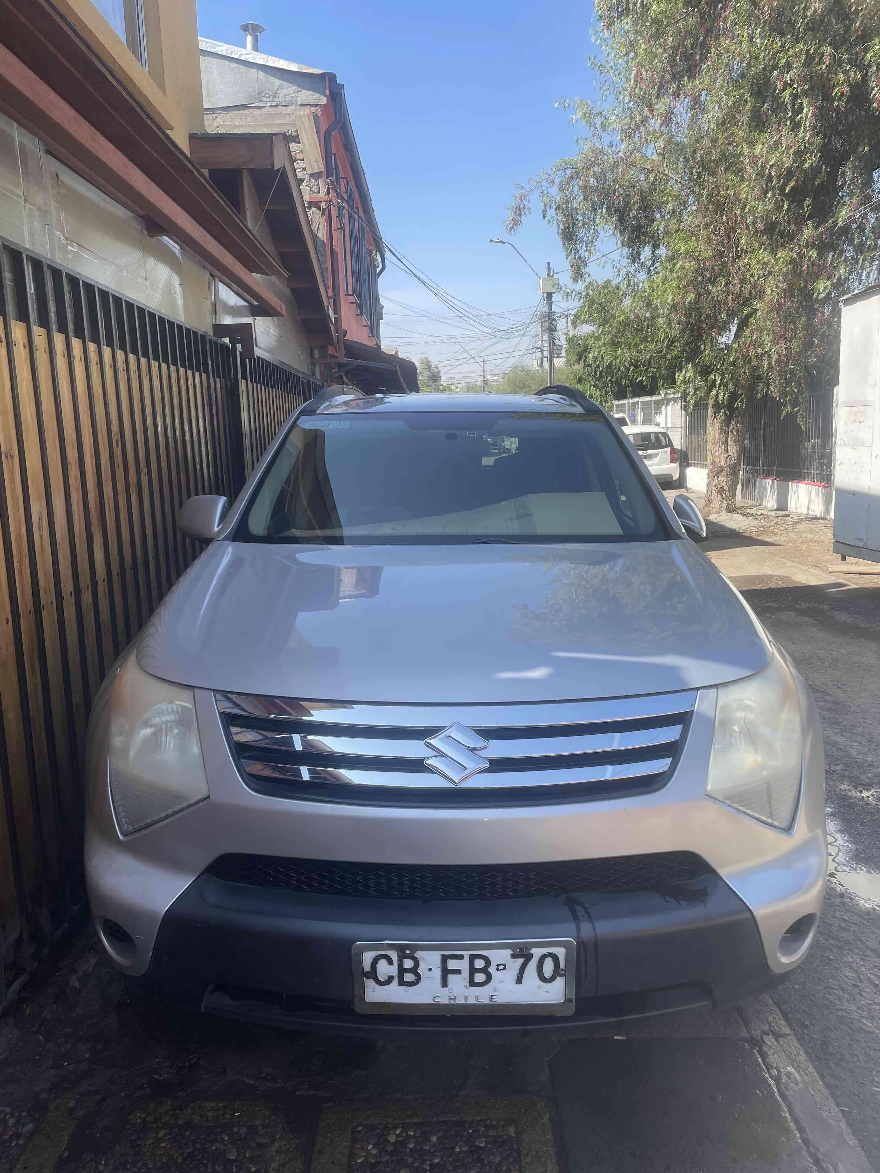 SUV plateada en buen estado - miniatura 5