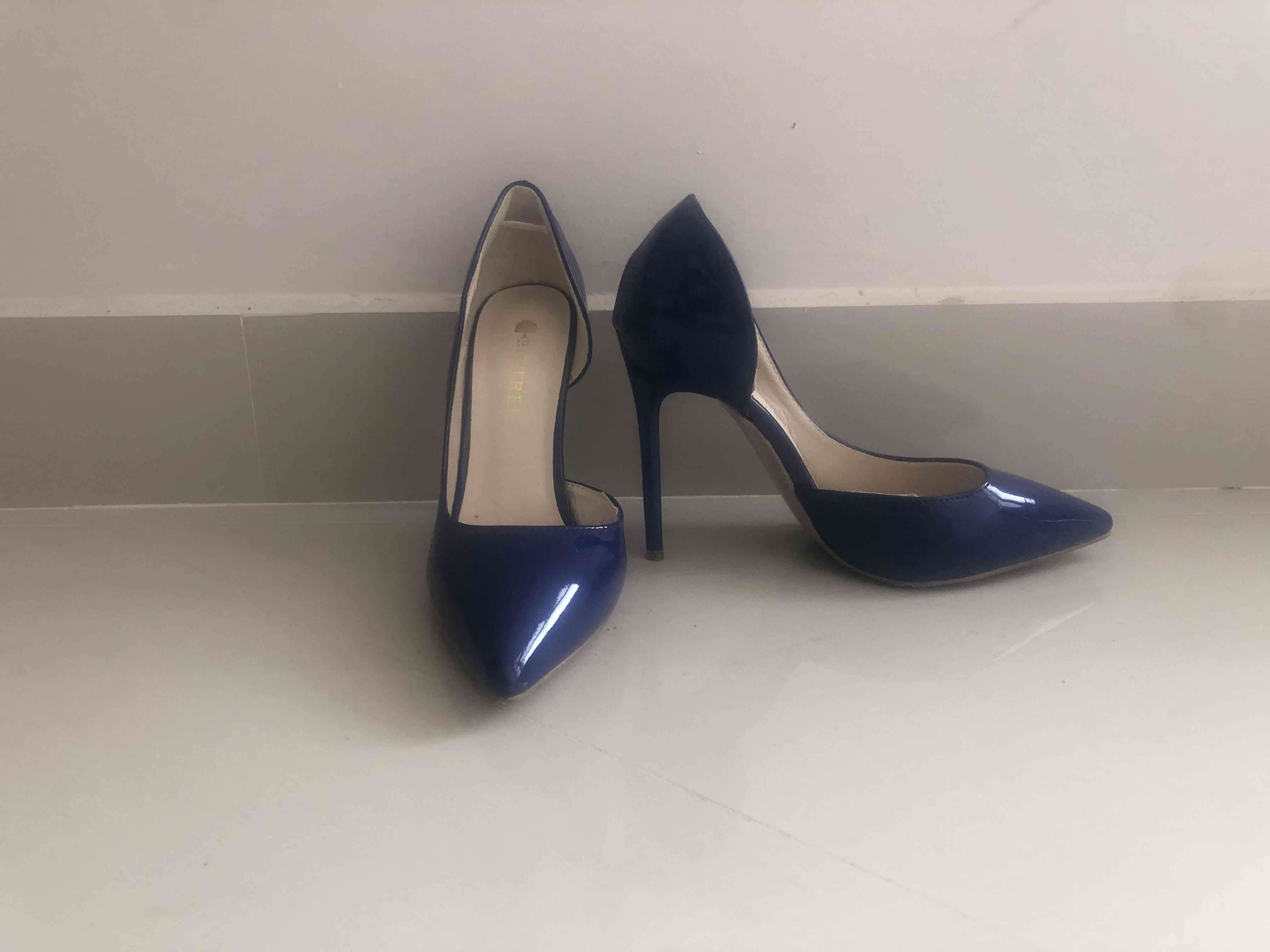 Tacones altos azules