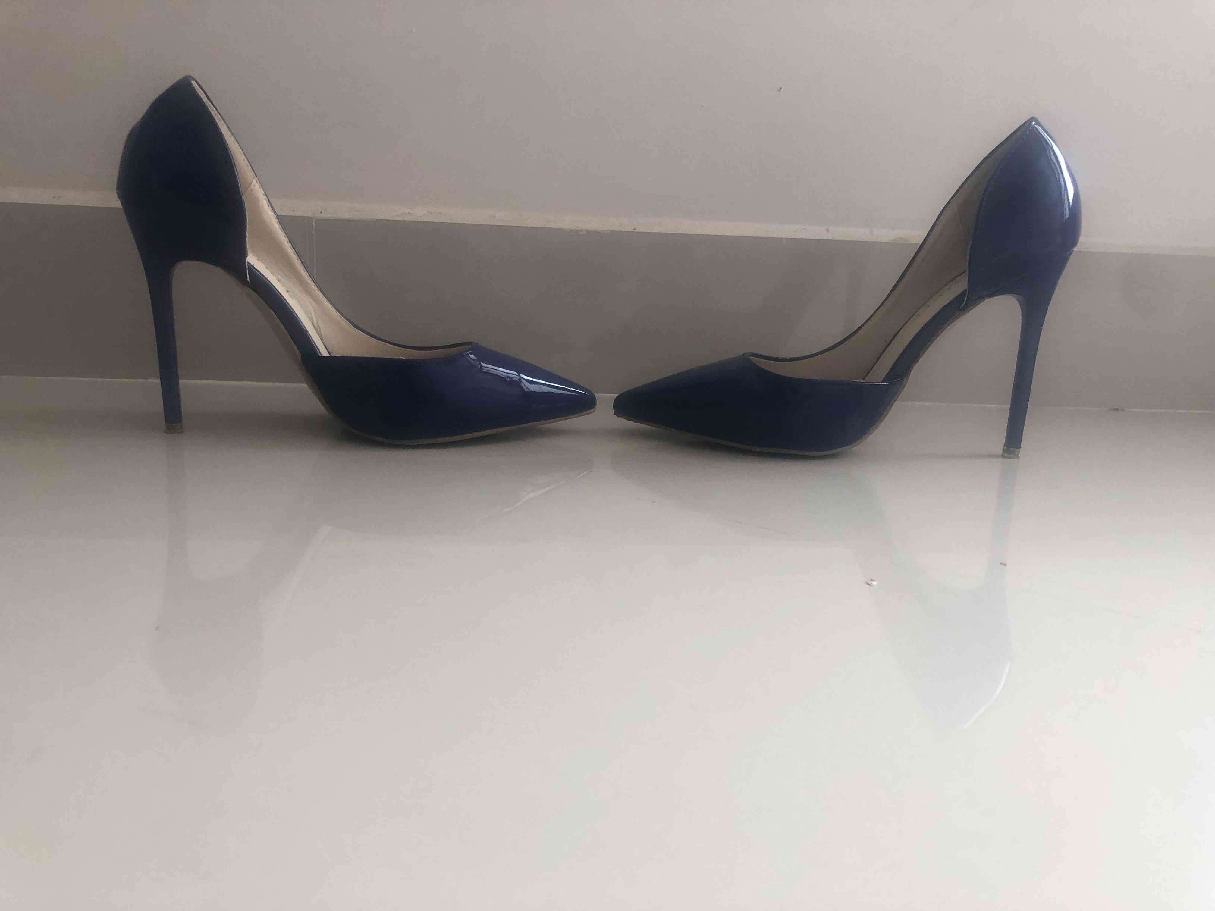 Tacones altos azules - miniatura 5