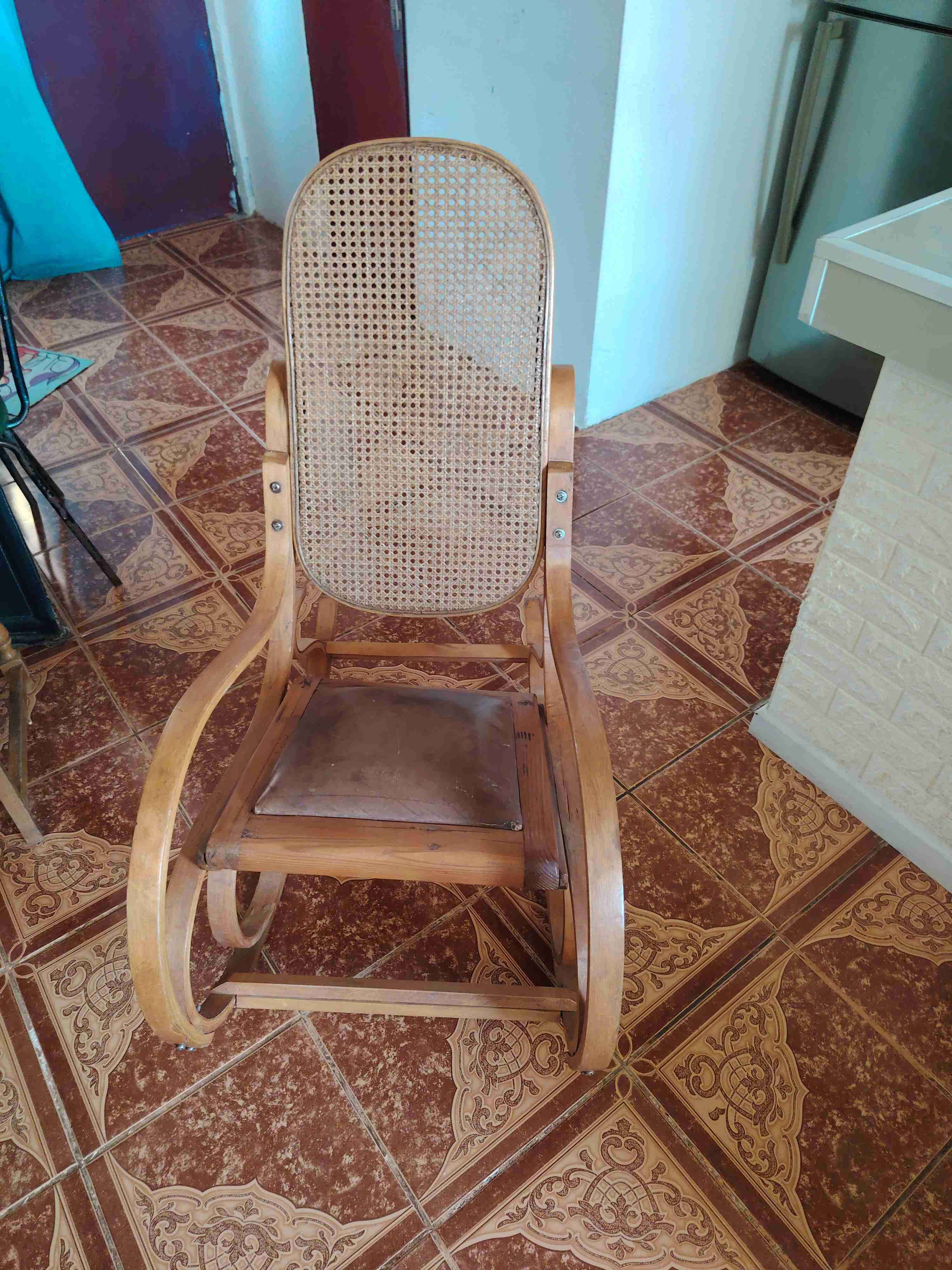 Silla mecedora de madera clásica