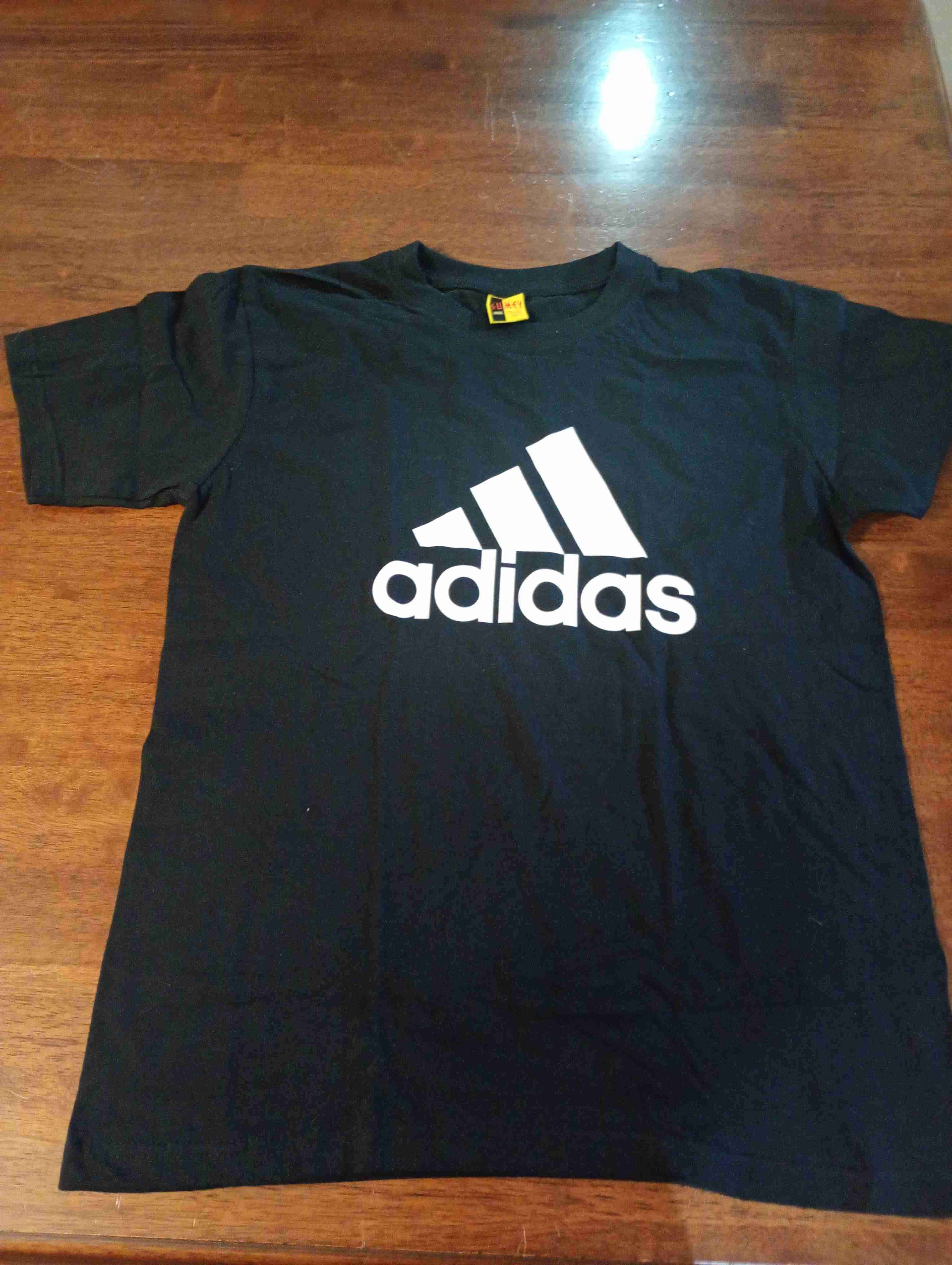 Polera negra Adidas