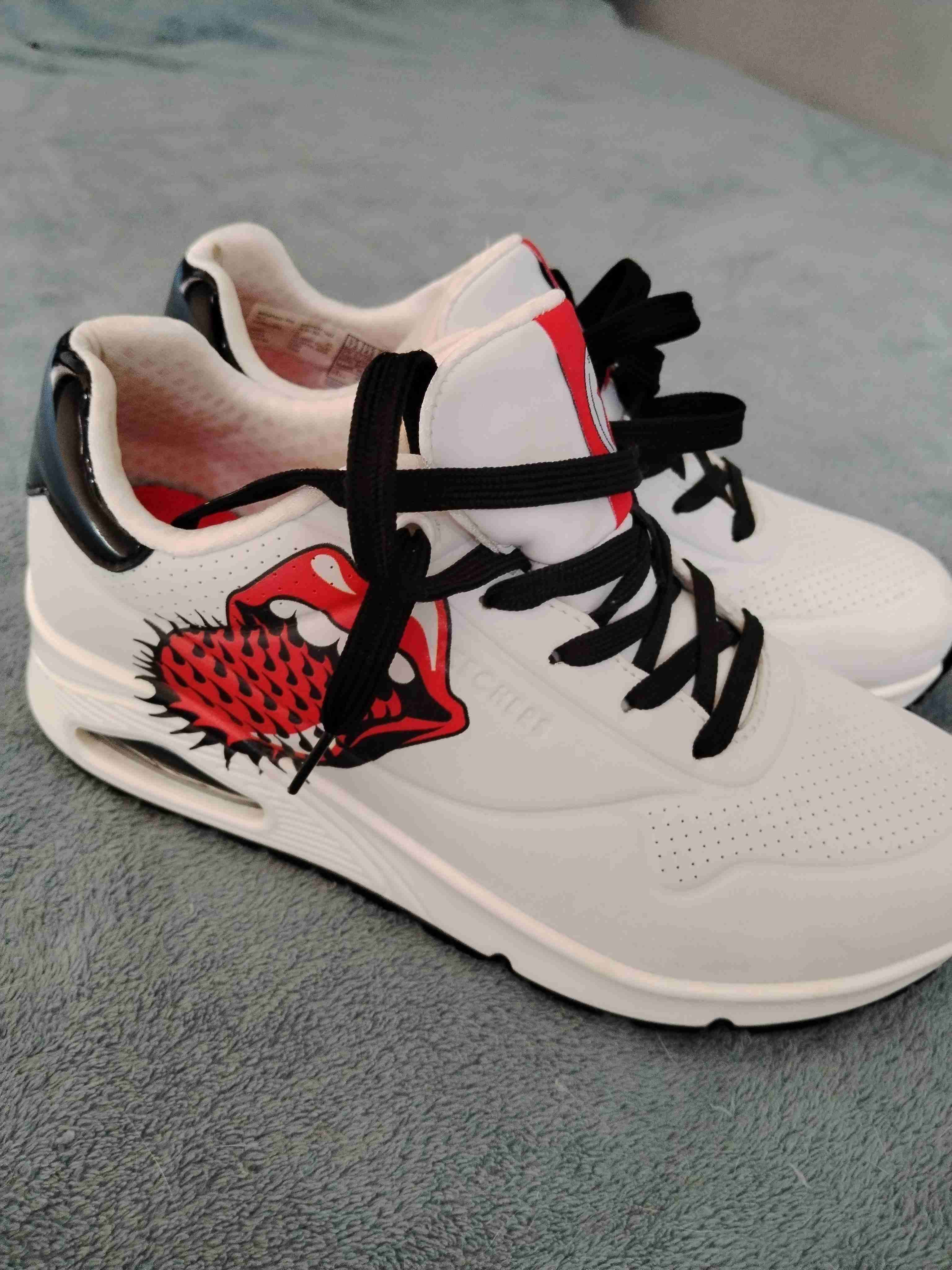 Zapatillas blancas con diseño estampado - miniatura 1