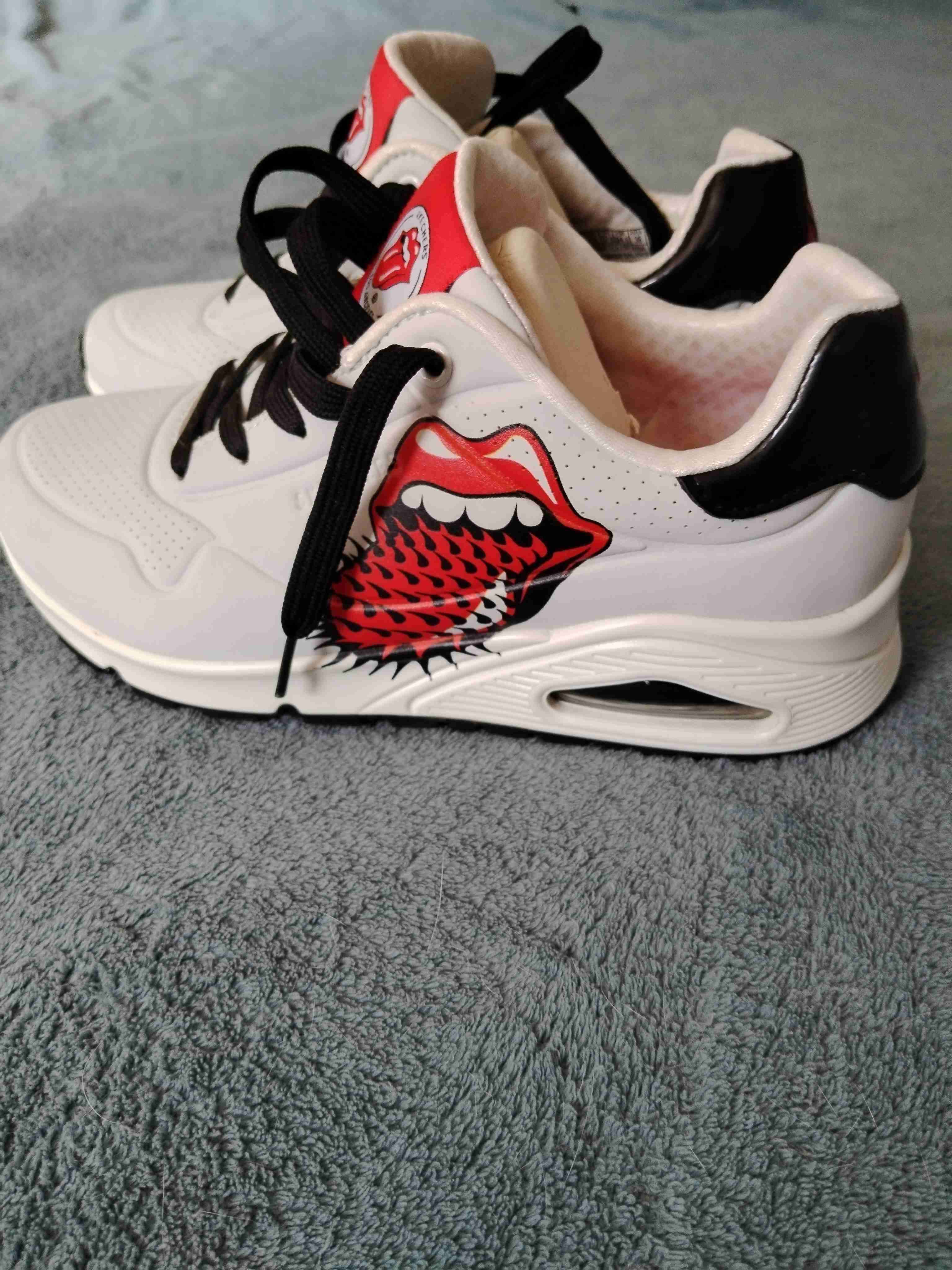 Zapatillas blancas con diseño estampado - miniatura 2