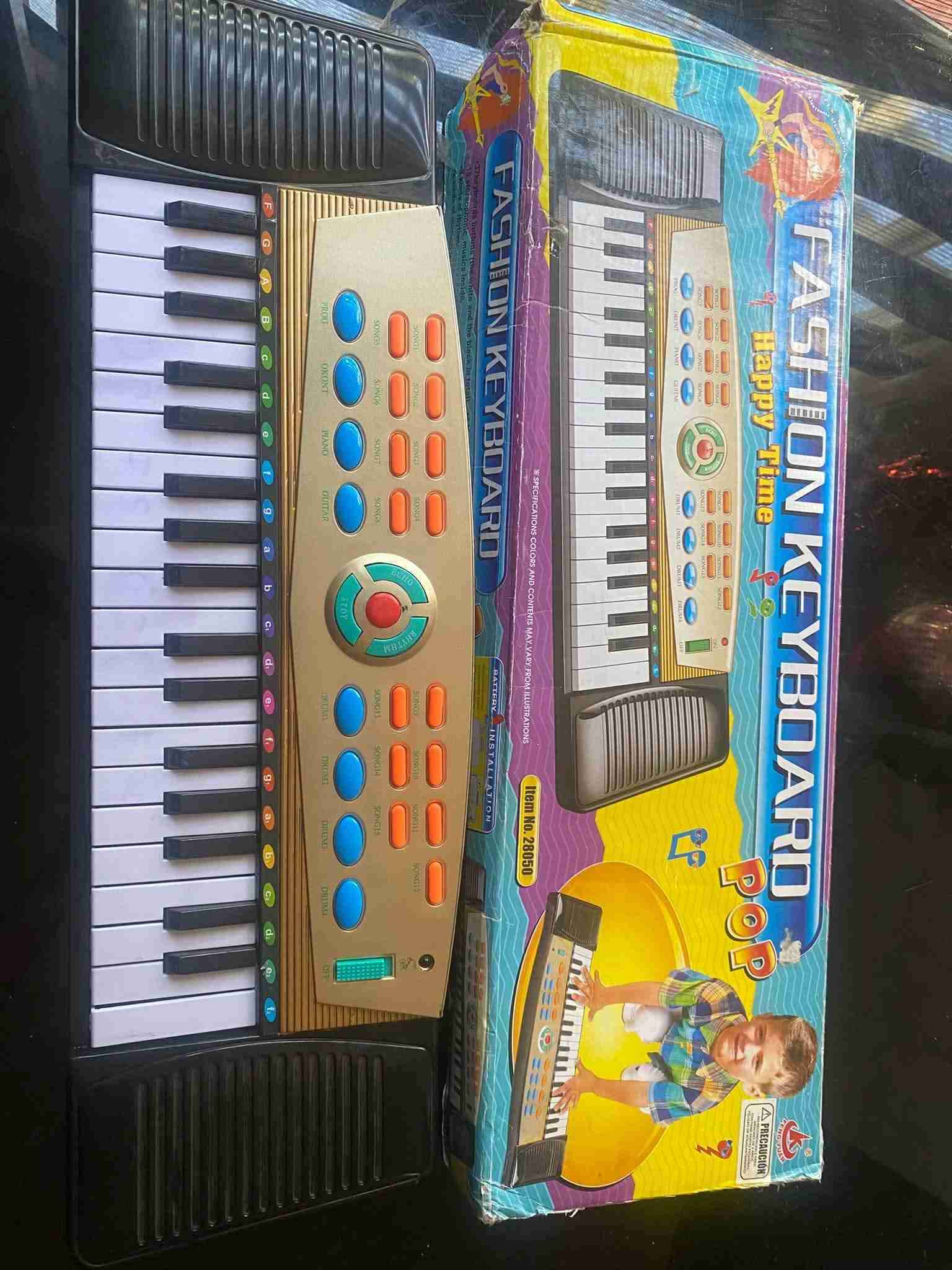 Teclado musical infantil con caja