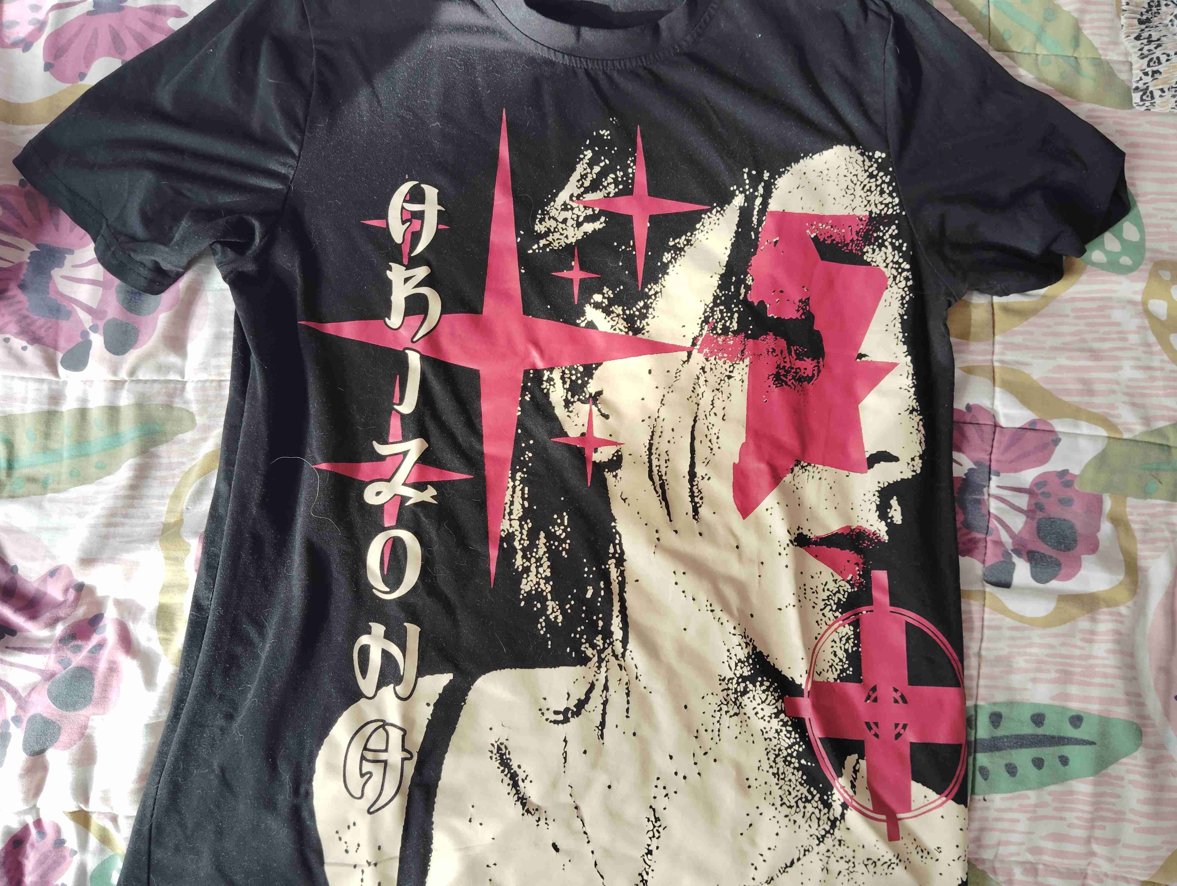 Polera negra con diseño gráfico - miniatura 1