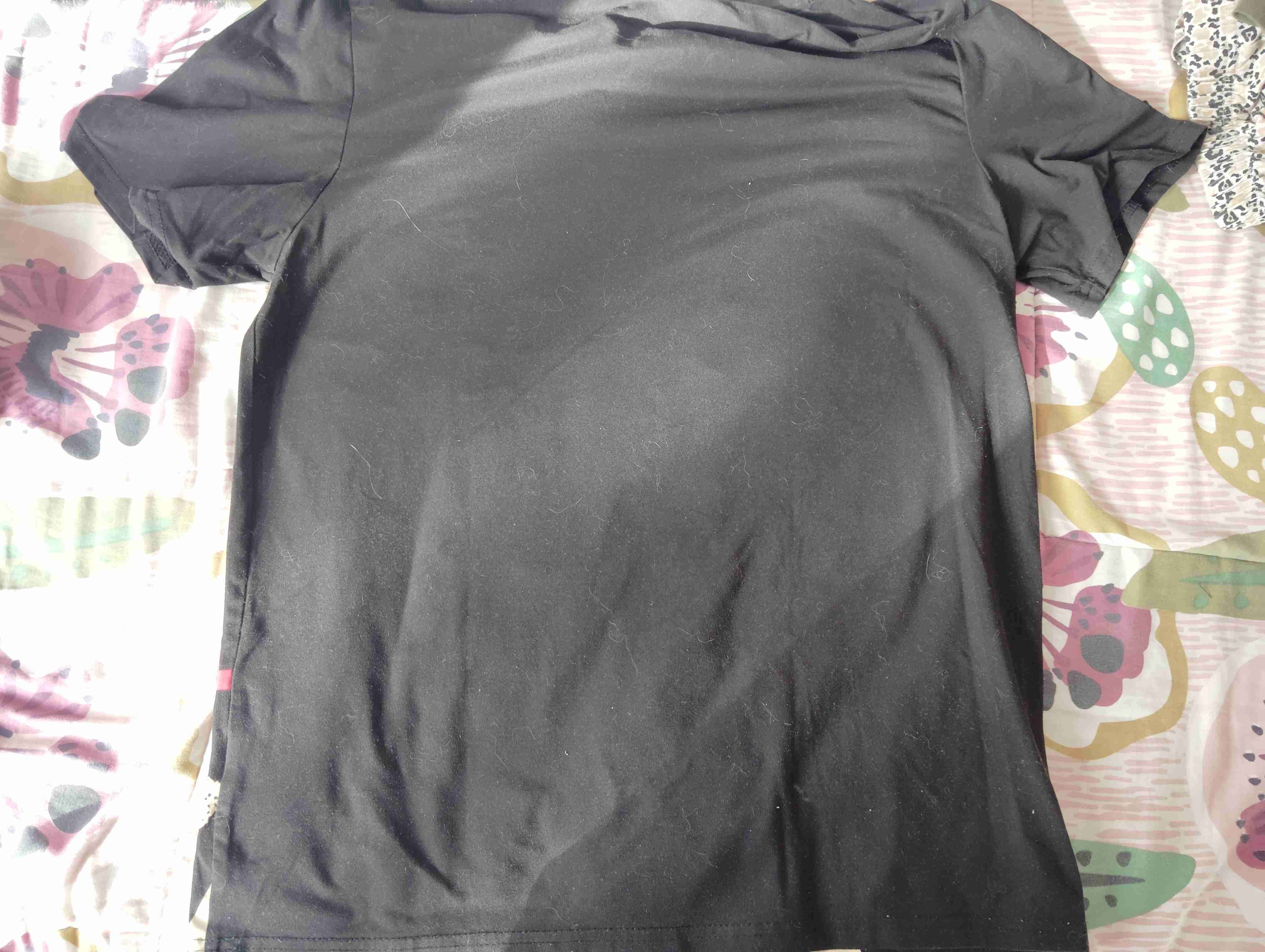 Polera negra con diseño gráfico - miniatura 2