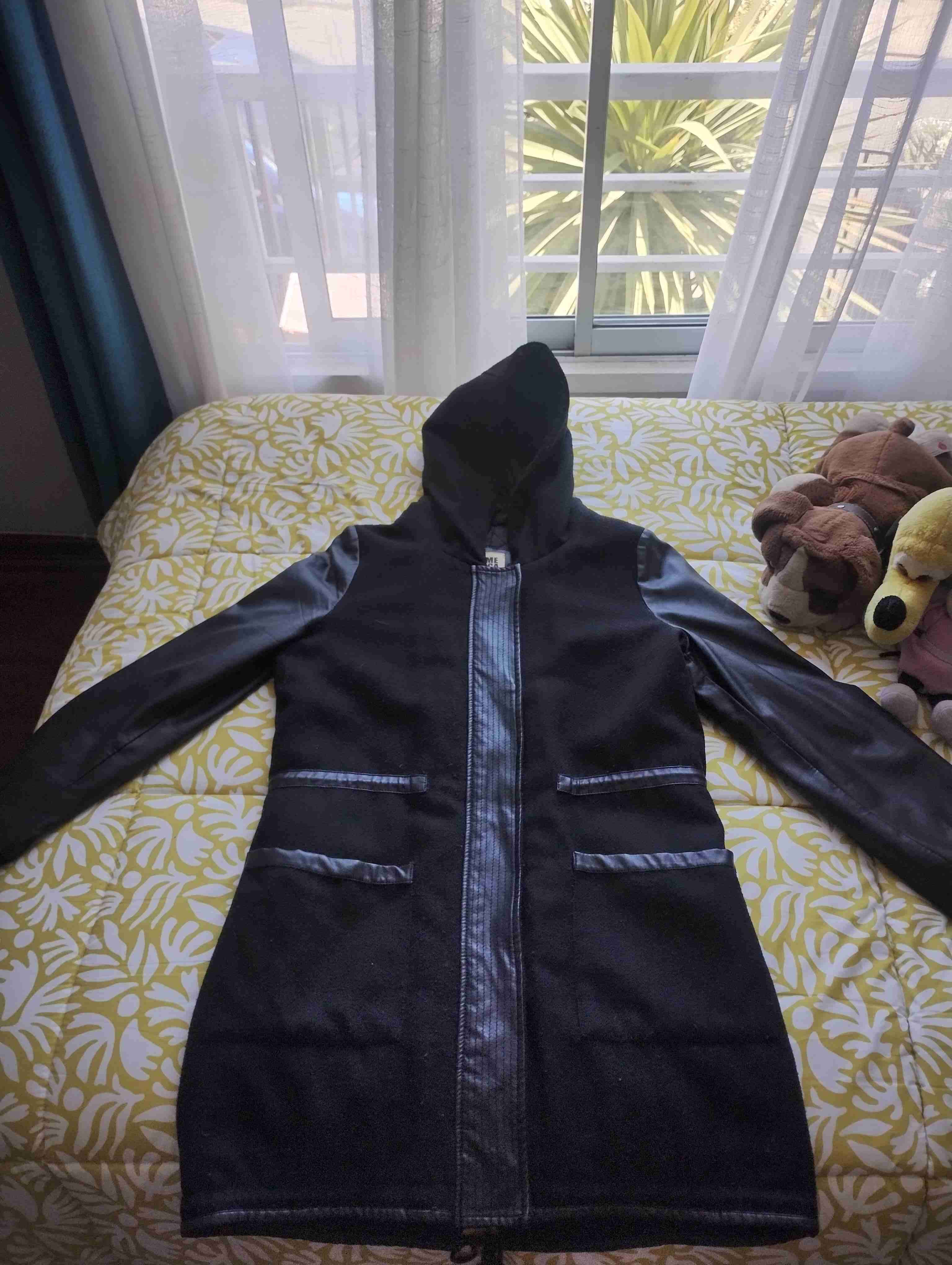 Abrigo negro con capucha - miniatura 1