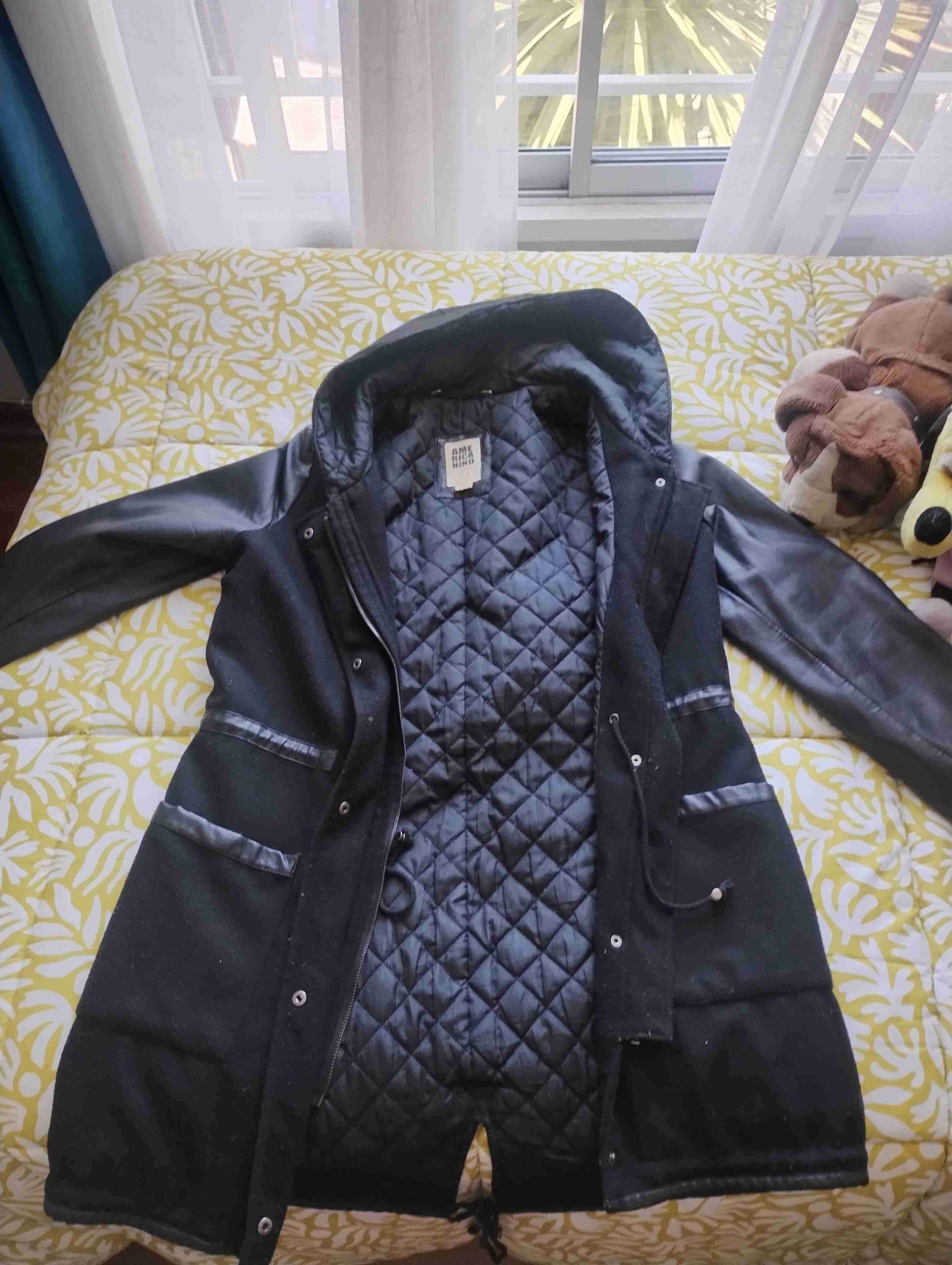 Abrigo negro con capucha - miniatura 2