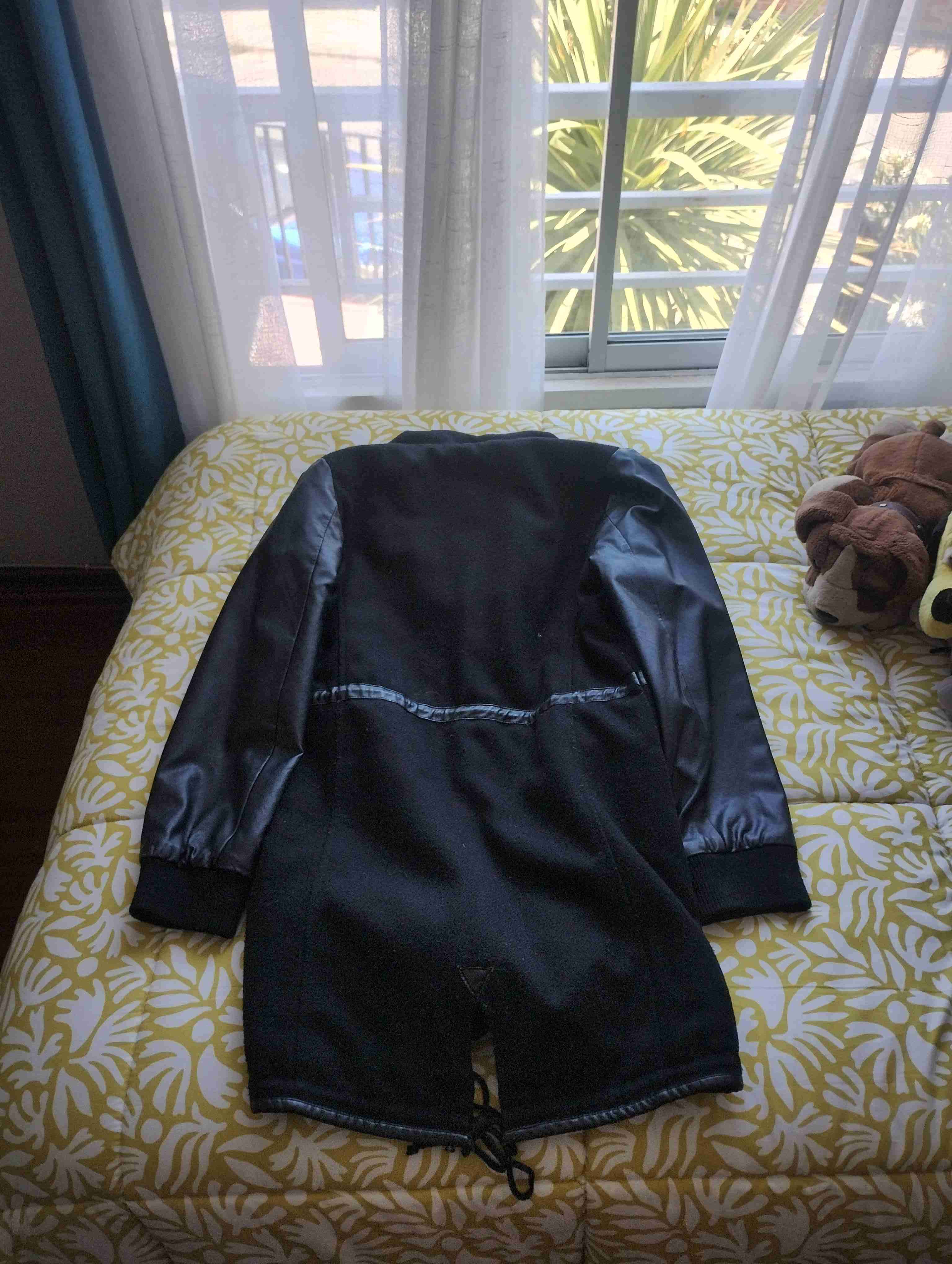 Abrigo negro con capucha - miniatura 3