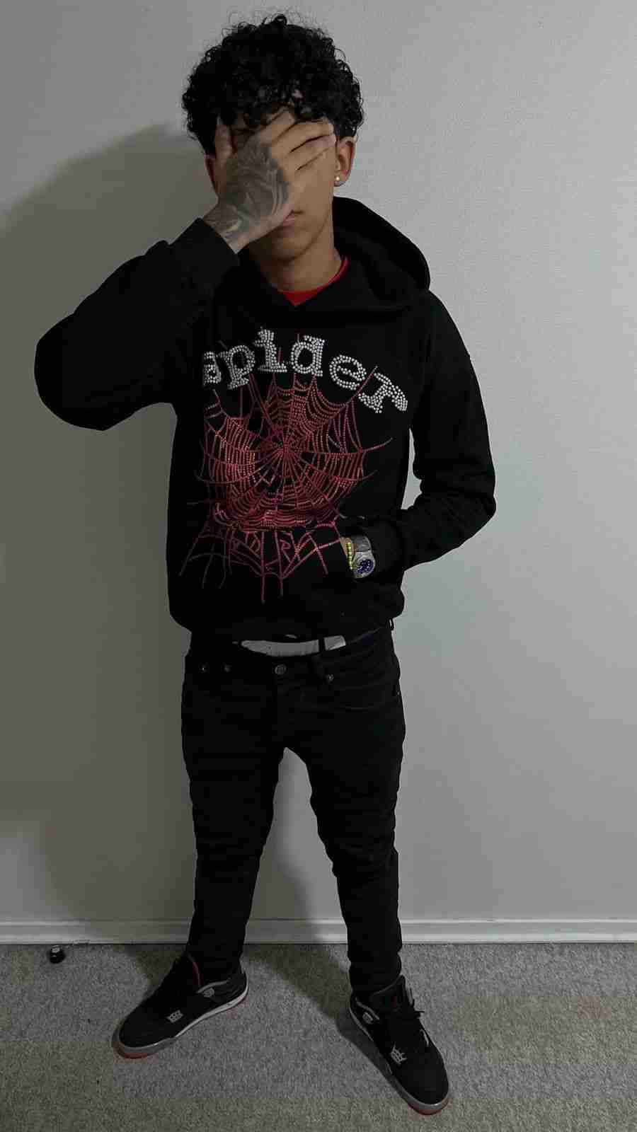 Se vende poleron Sp5der negro con rojo