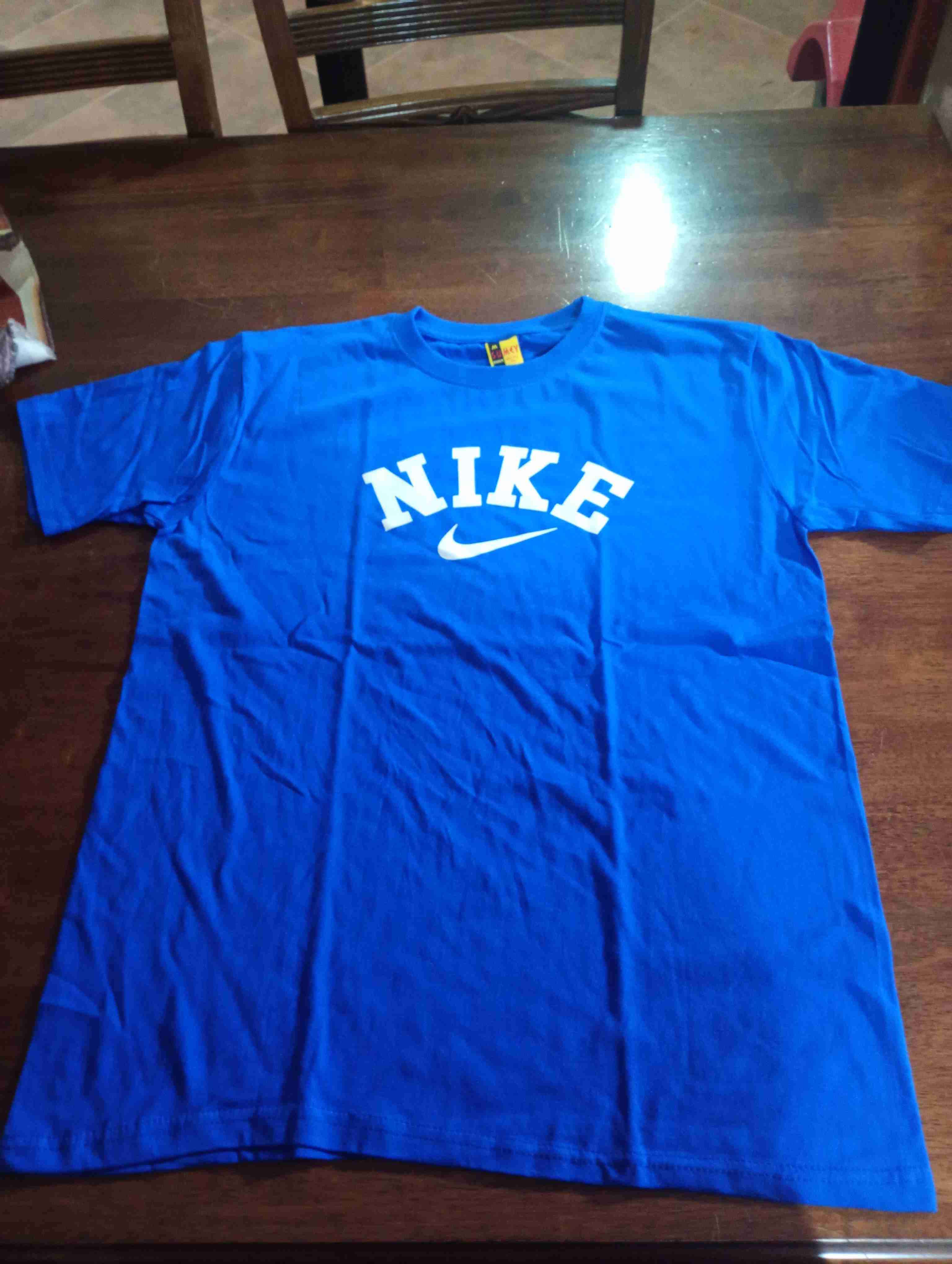 Polera azul Nike estampada