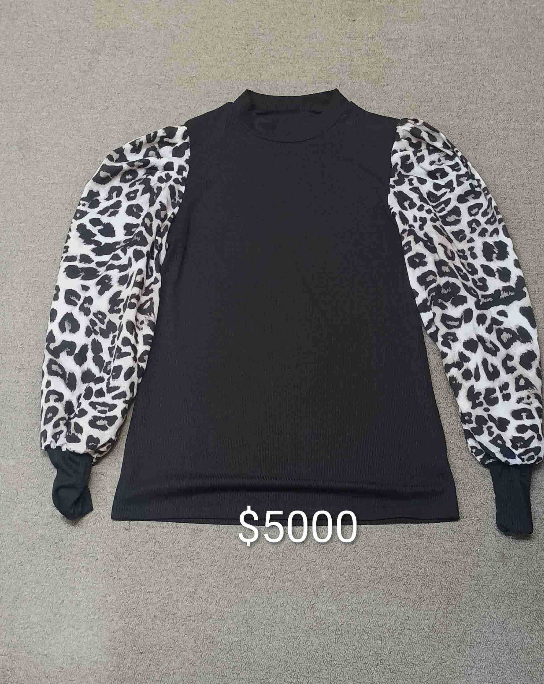 Polera negra con mangas animal print