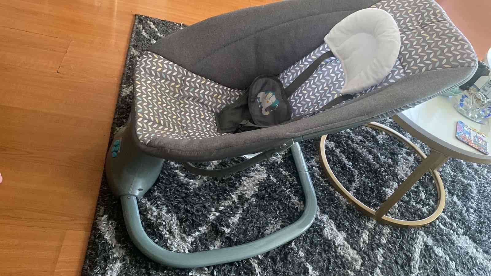 Silla mecedora para bebé gris - miniatura 1