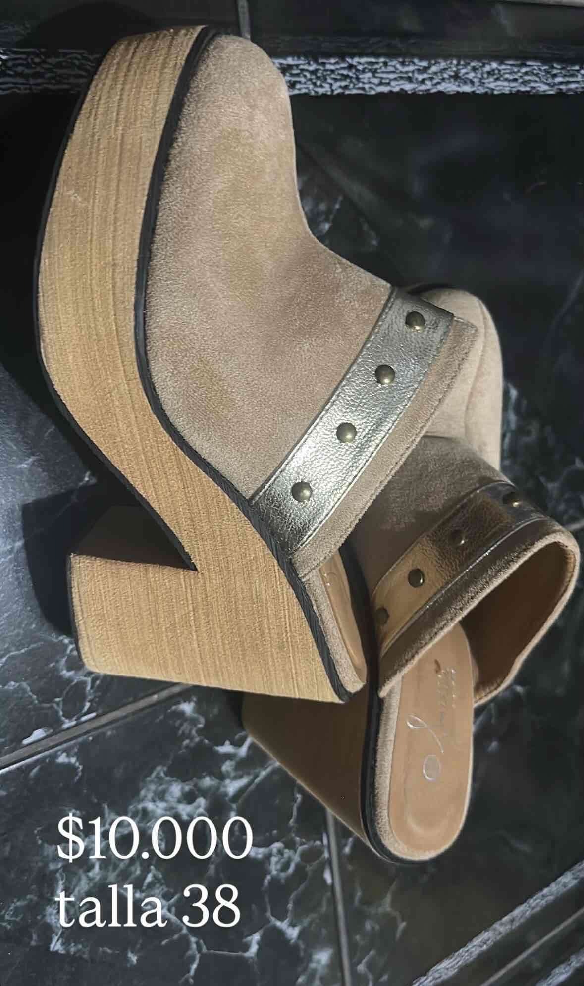 Zuecos beige con taco