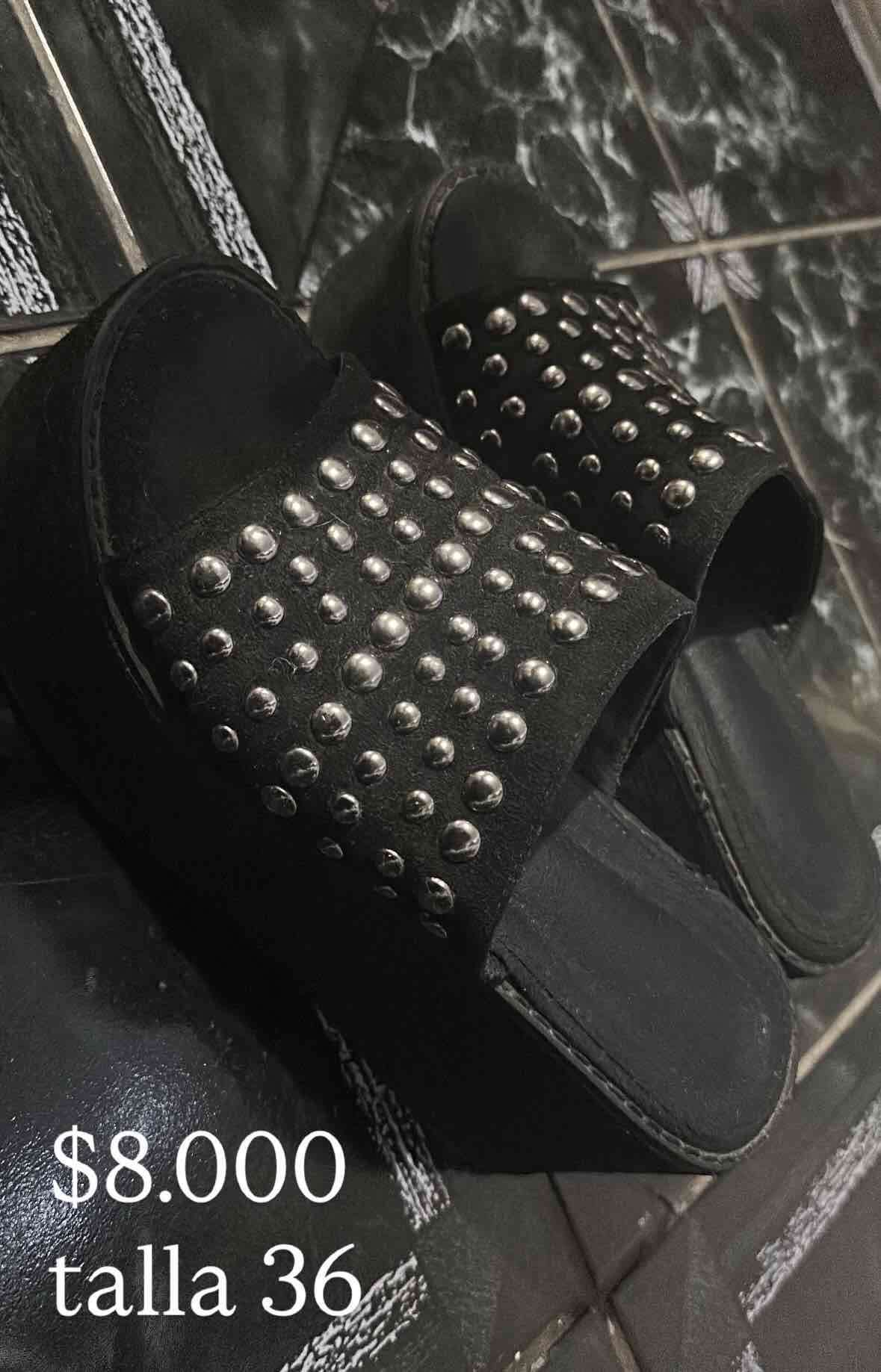 Sandalias negras con tachas