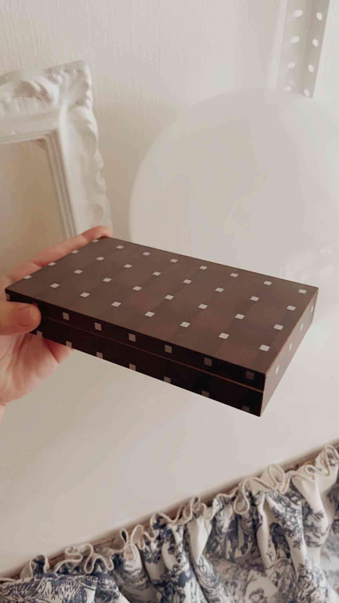 Caja decorativa marrón con diseño - miniatura 1