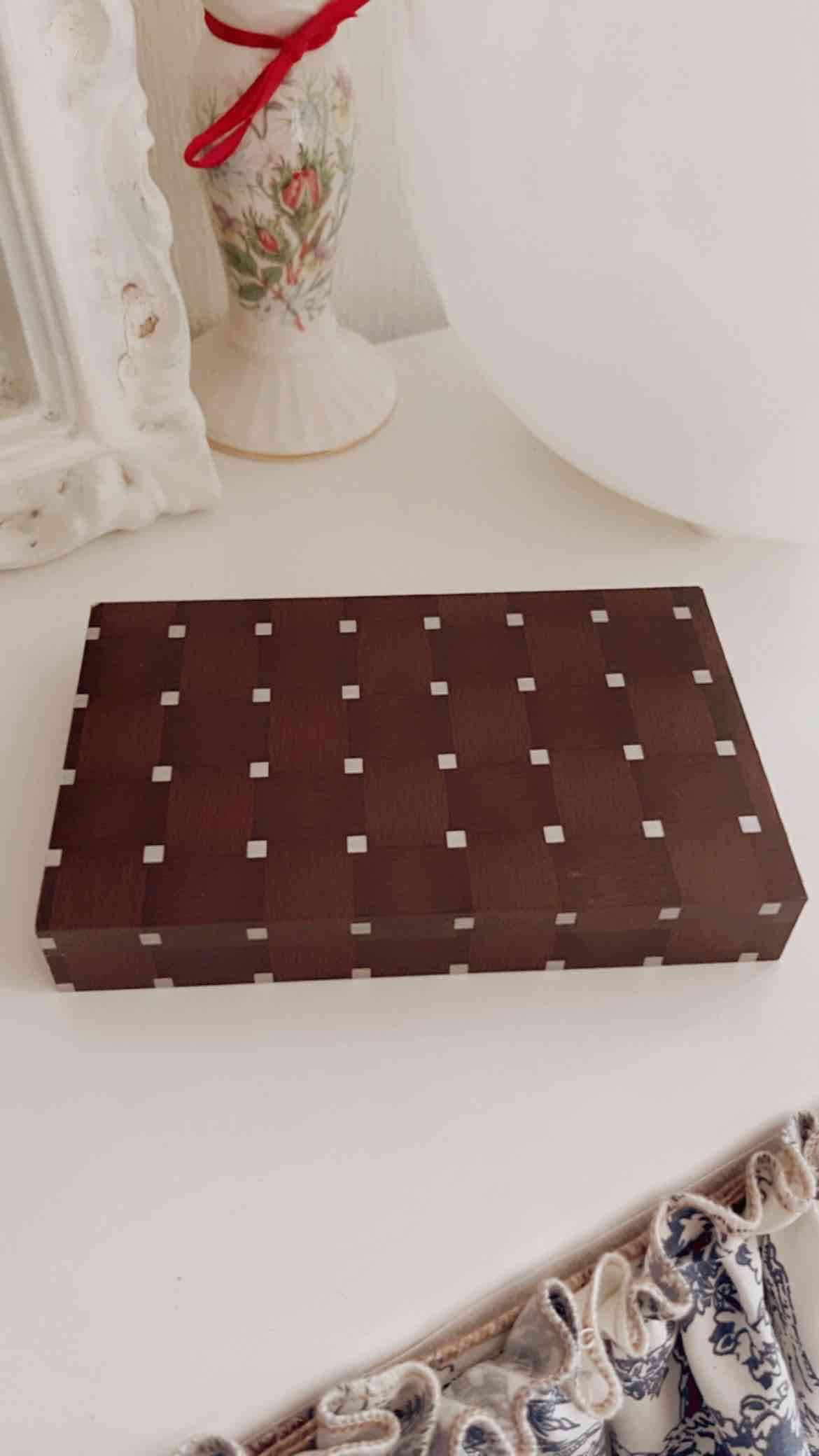 Caja decorativa marrón con diseño - miniatura 2