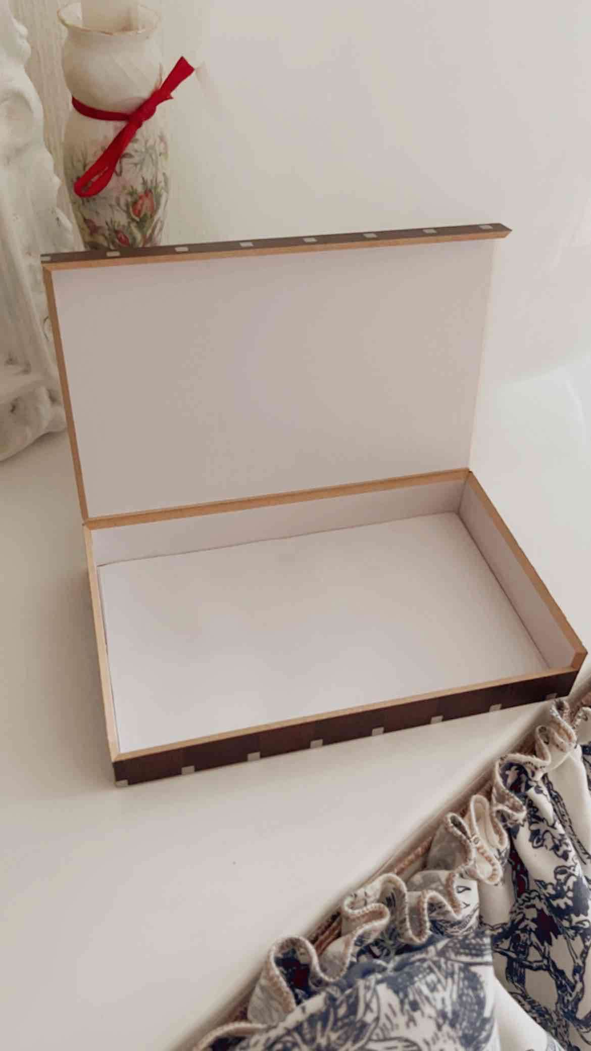 Caja decorativa marrón con diseño - miniatura 3