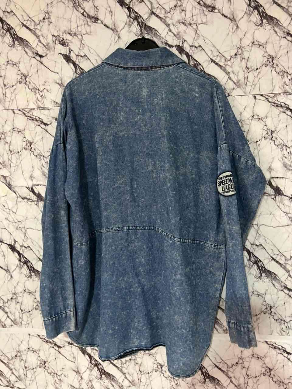 Camisa de mezclilla con parche - miniatura 2