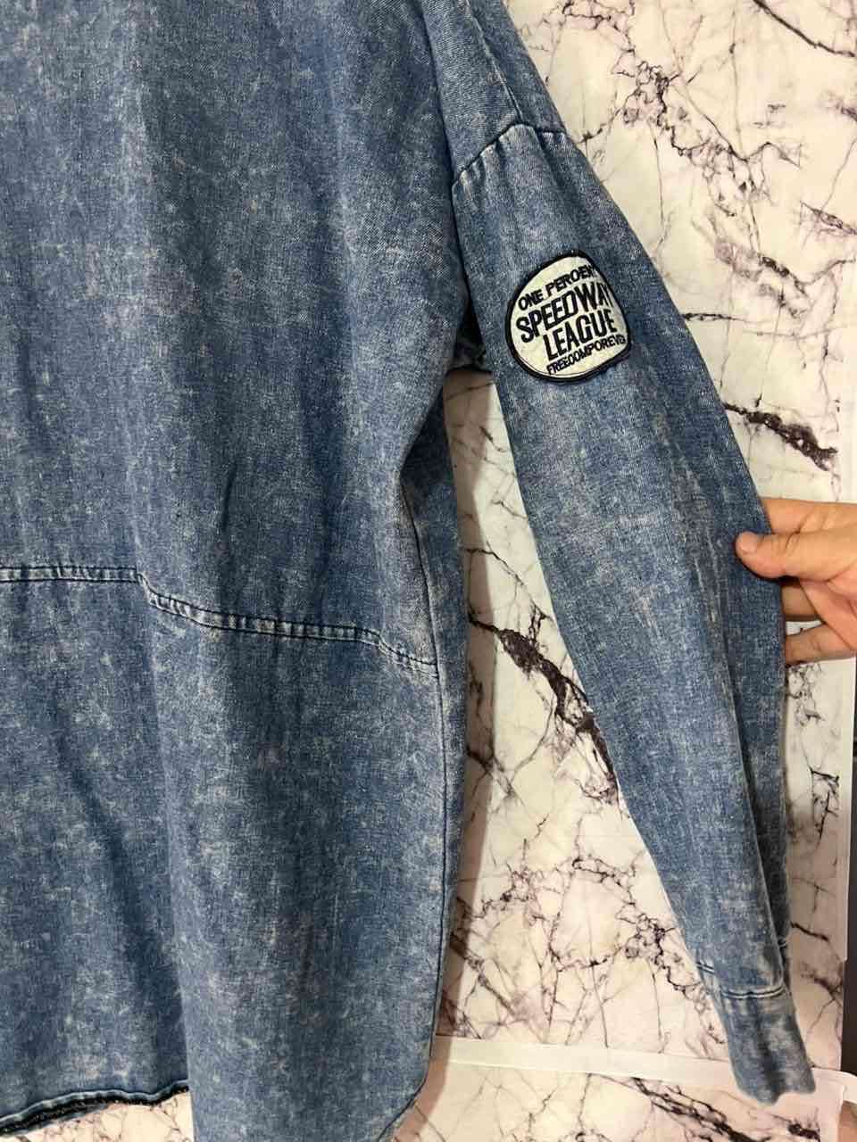 Camisa de mezclilla con parche - miniatura 3