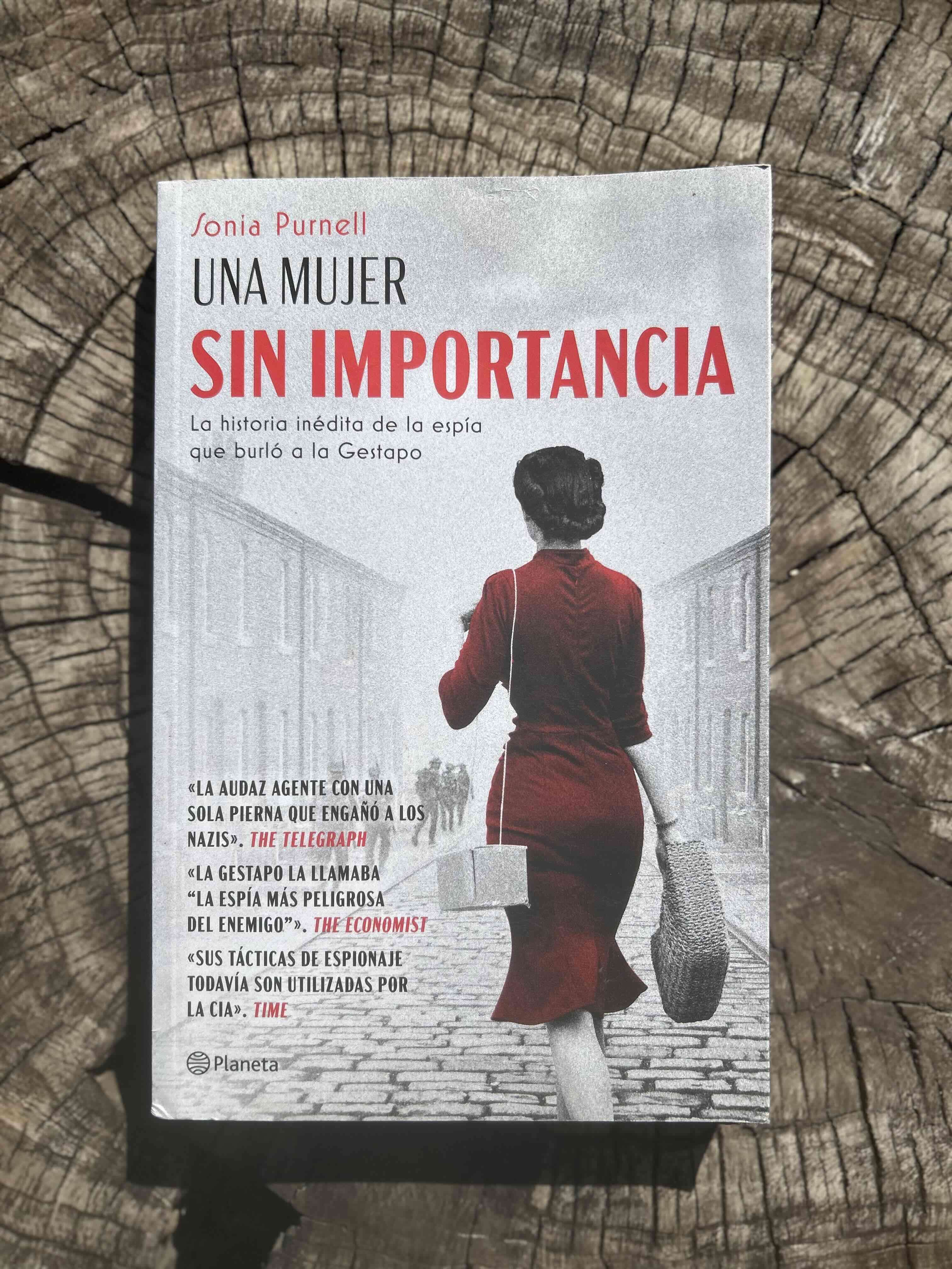 Libro 'Una Mujer Sin Importancia' - miniatura 1