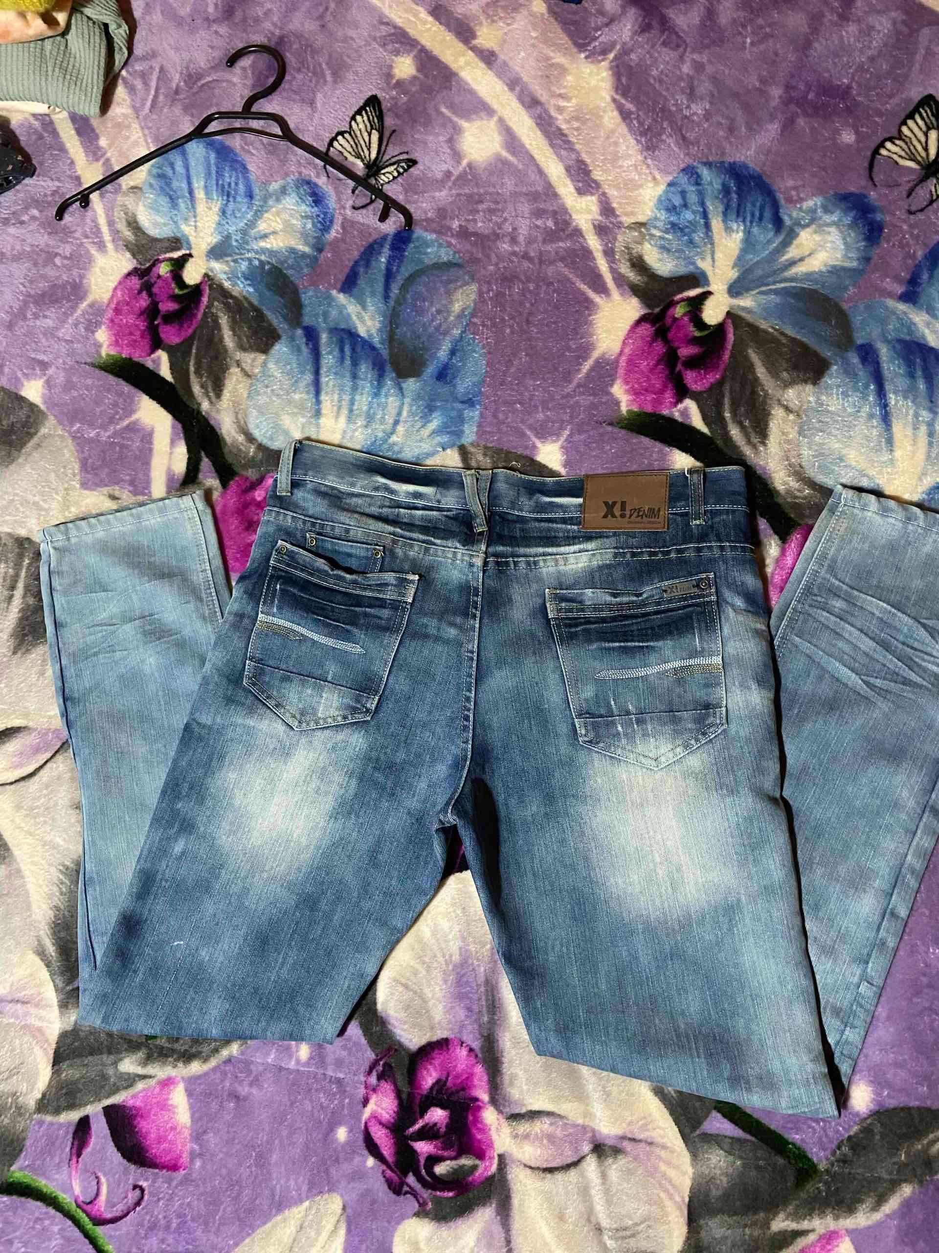 Jeans azules desgastados - miniatura 2