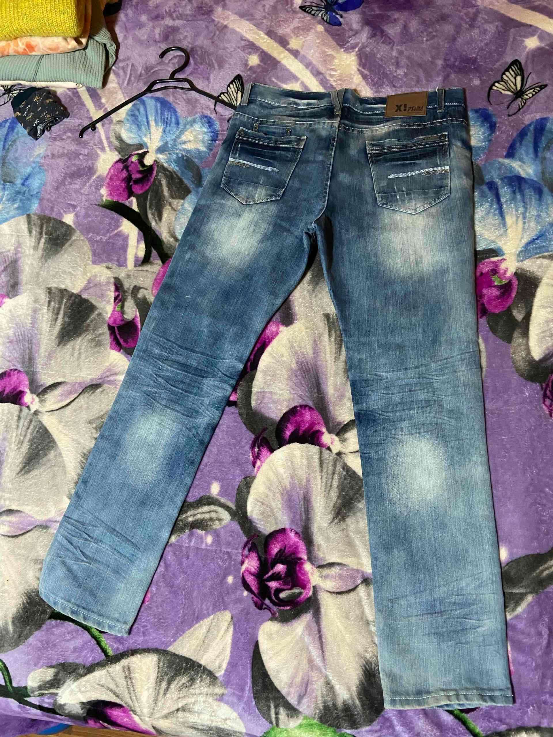 Jeans azules desgastados - miniatura 4