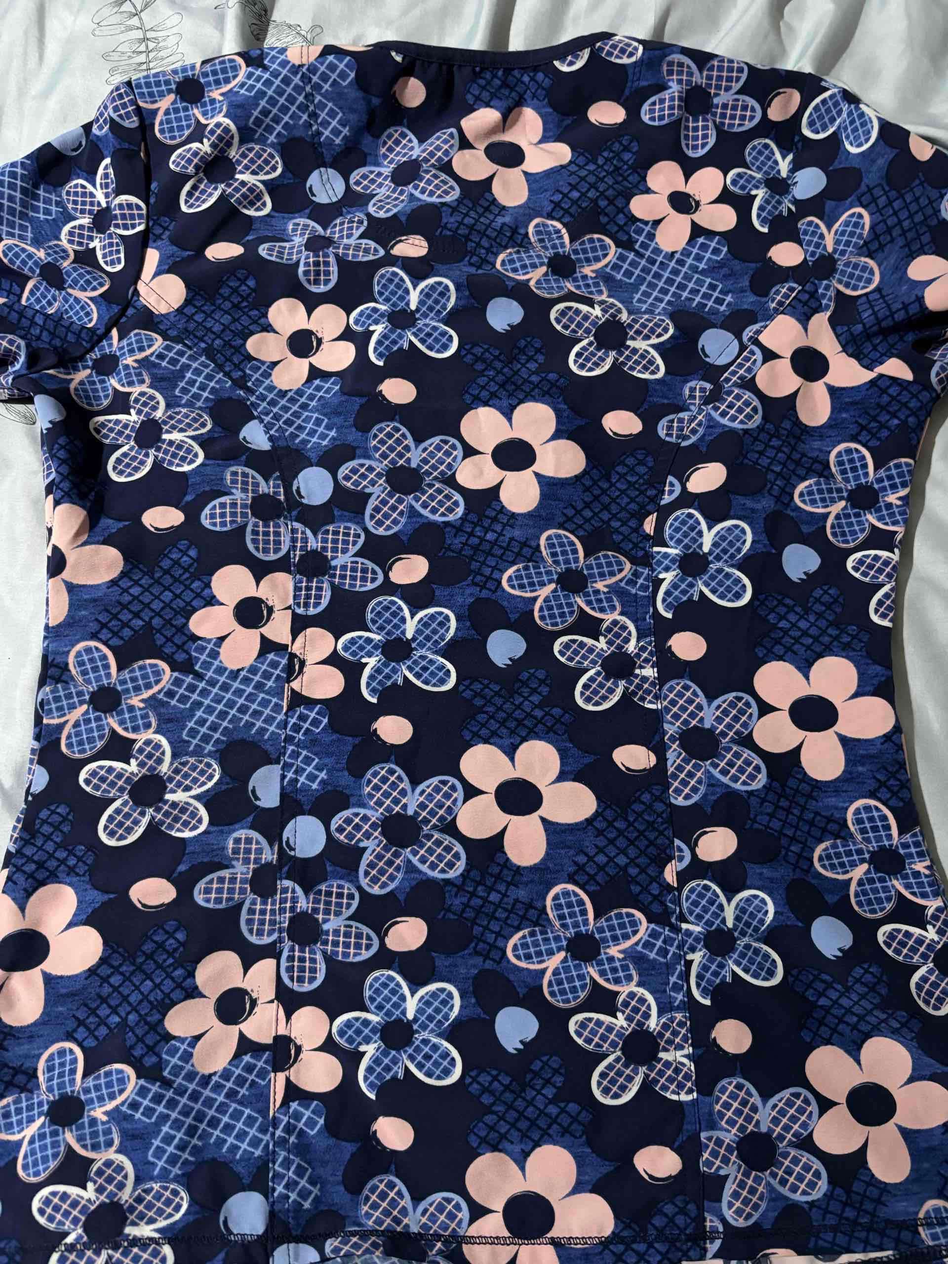 Blusa médica estampada floral - miniatura 2