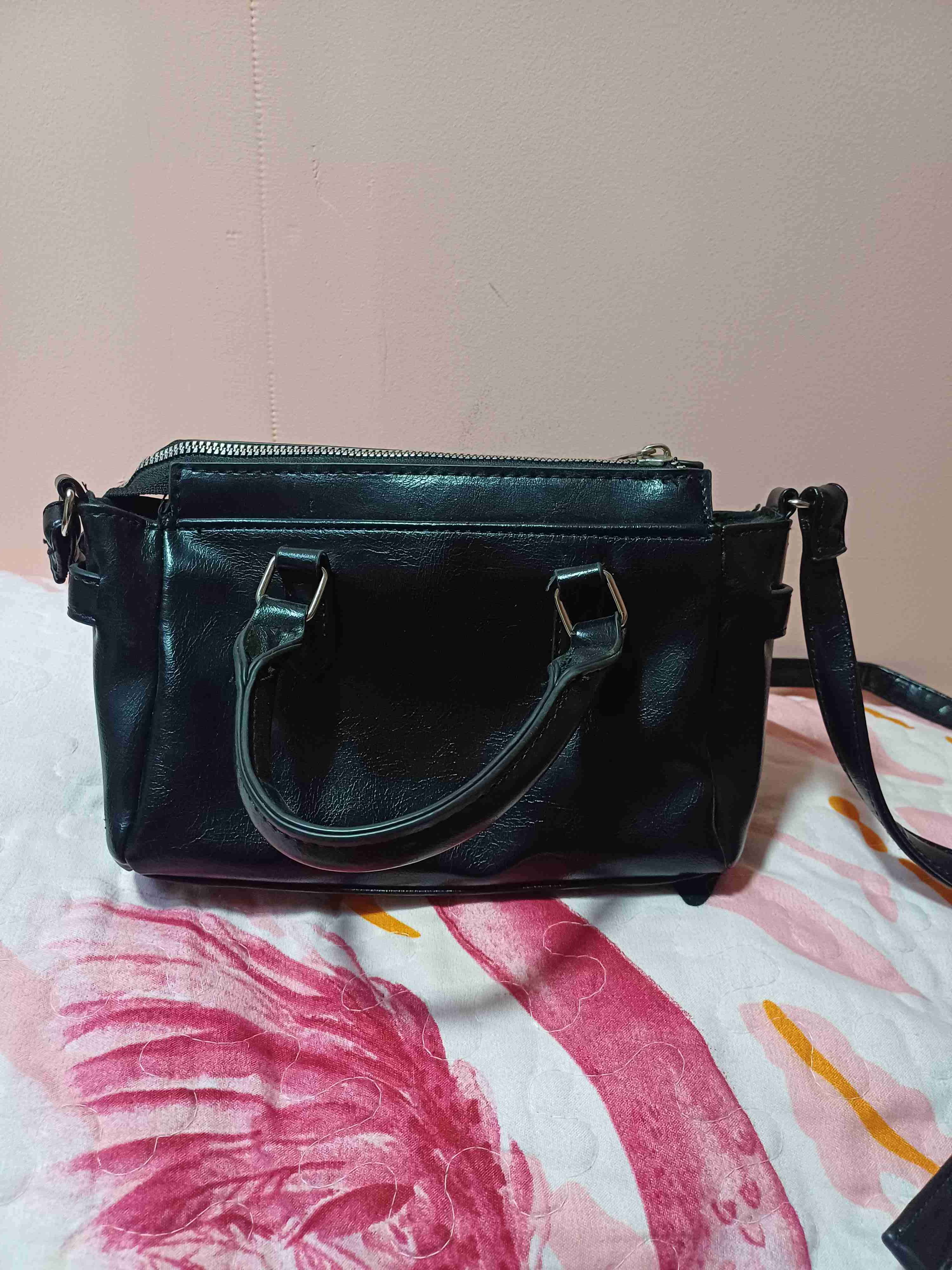 Cartera negra con adorno corazón - miniatura 2