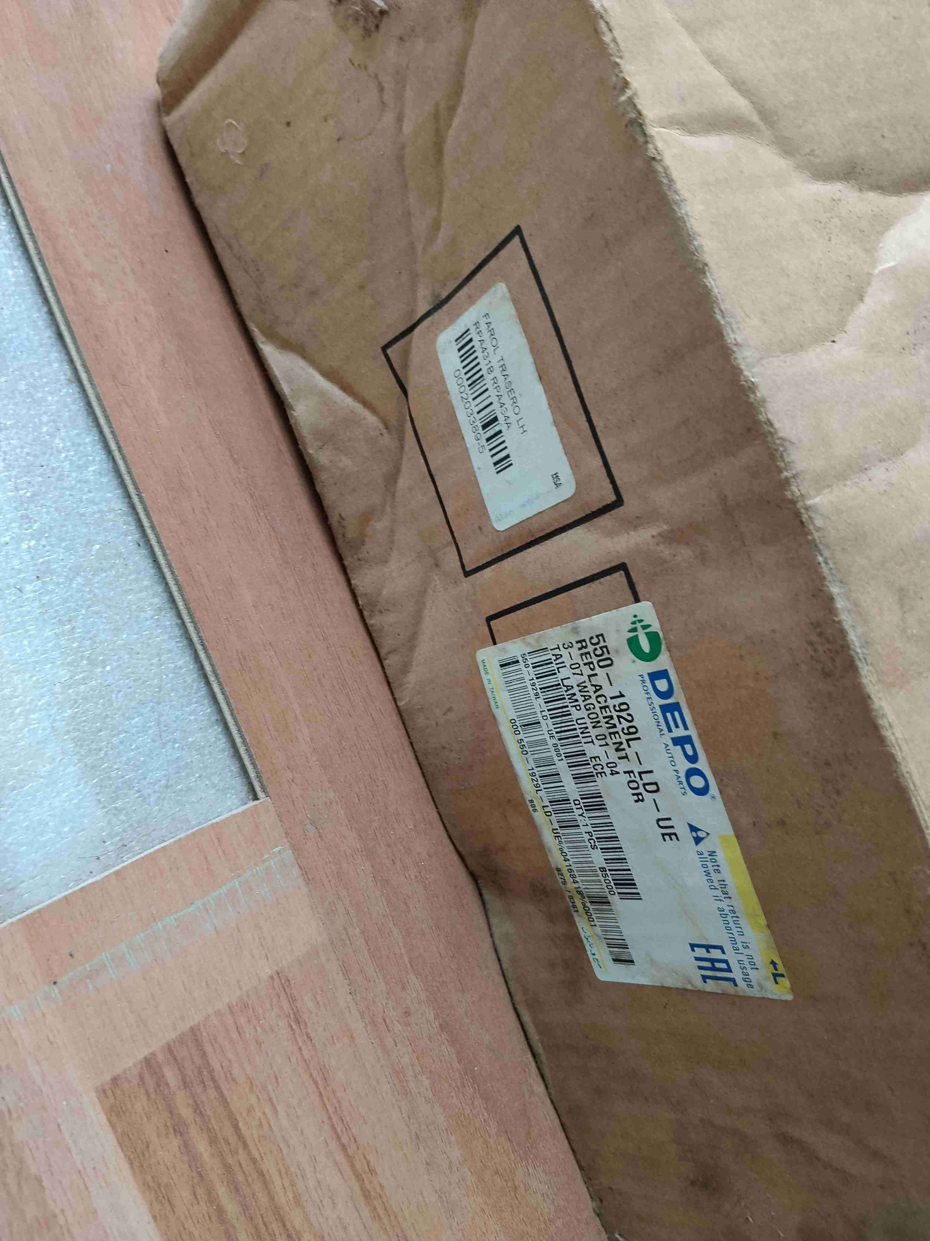 Foco trasero de Peugeot 307 wawon - miniatura 2