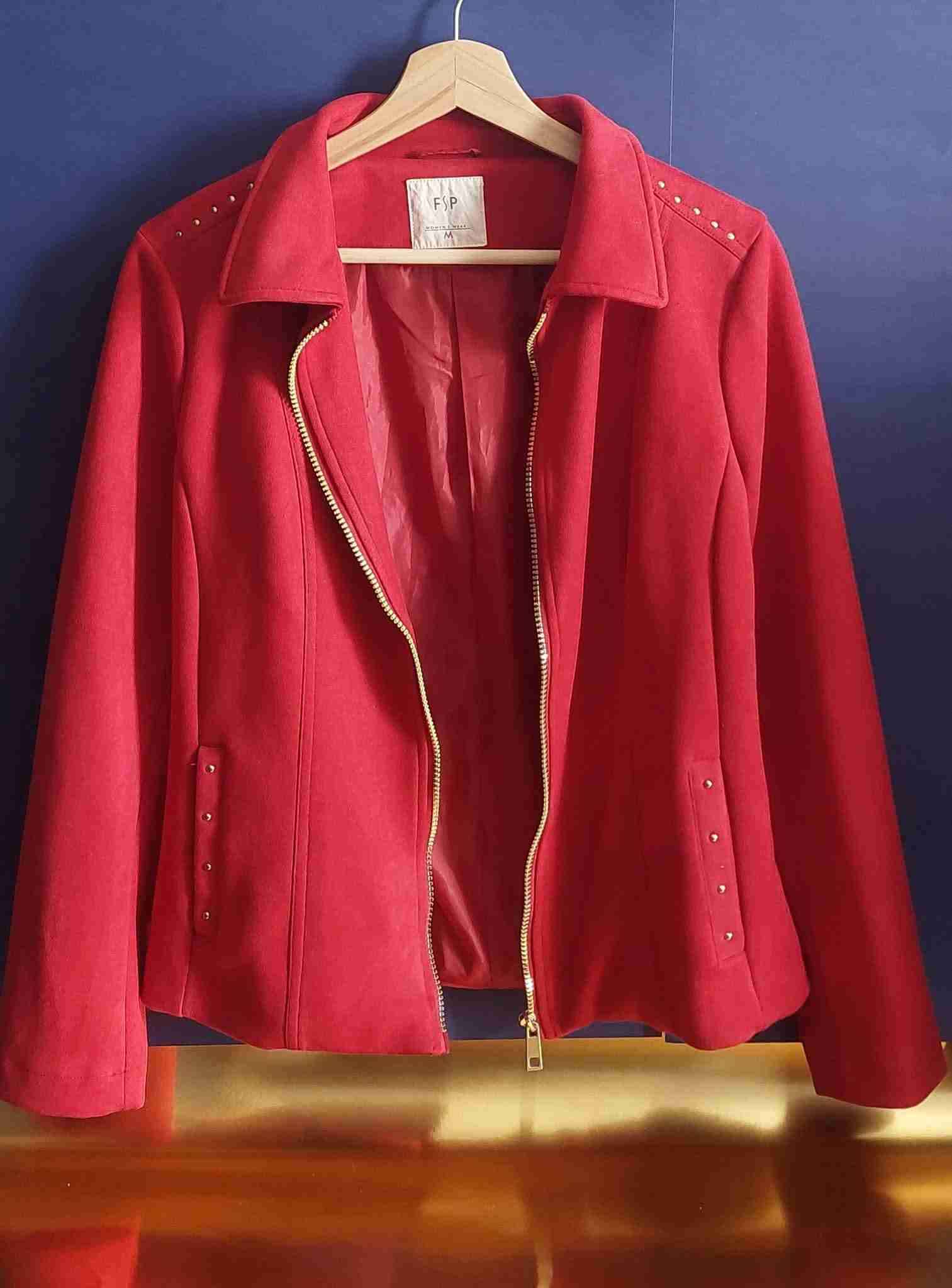 Chaqueta roja con tachas - miniatura 2
