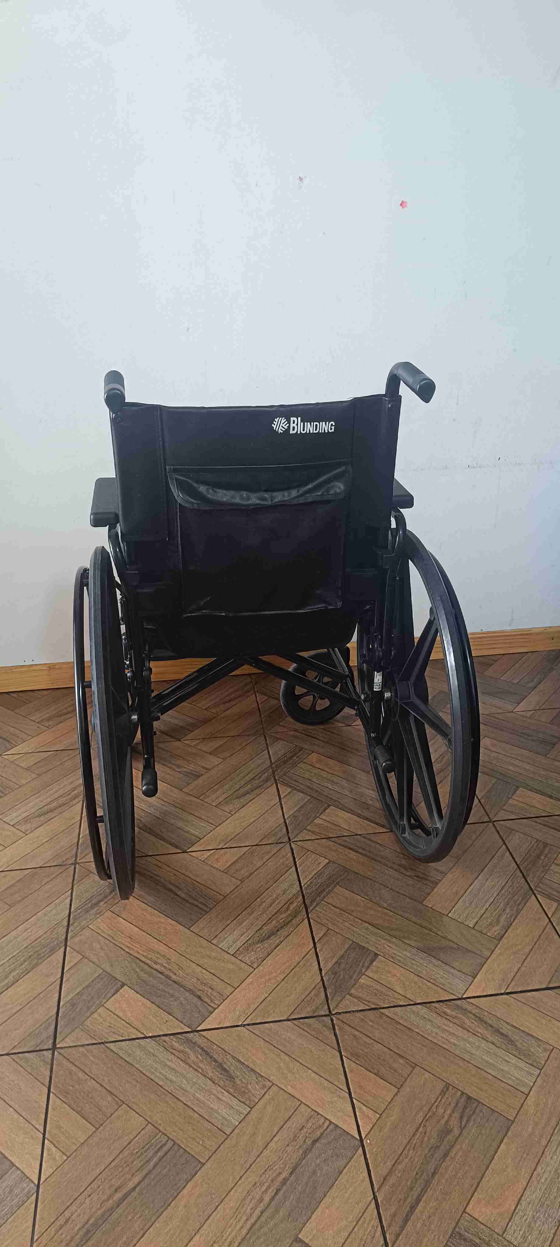 Silla de ruedas plegable negra - miniatura 2