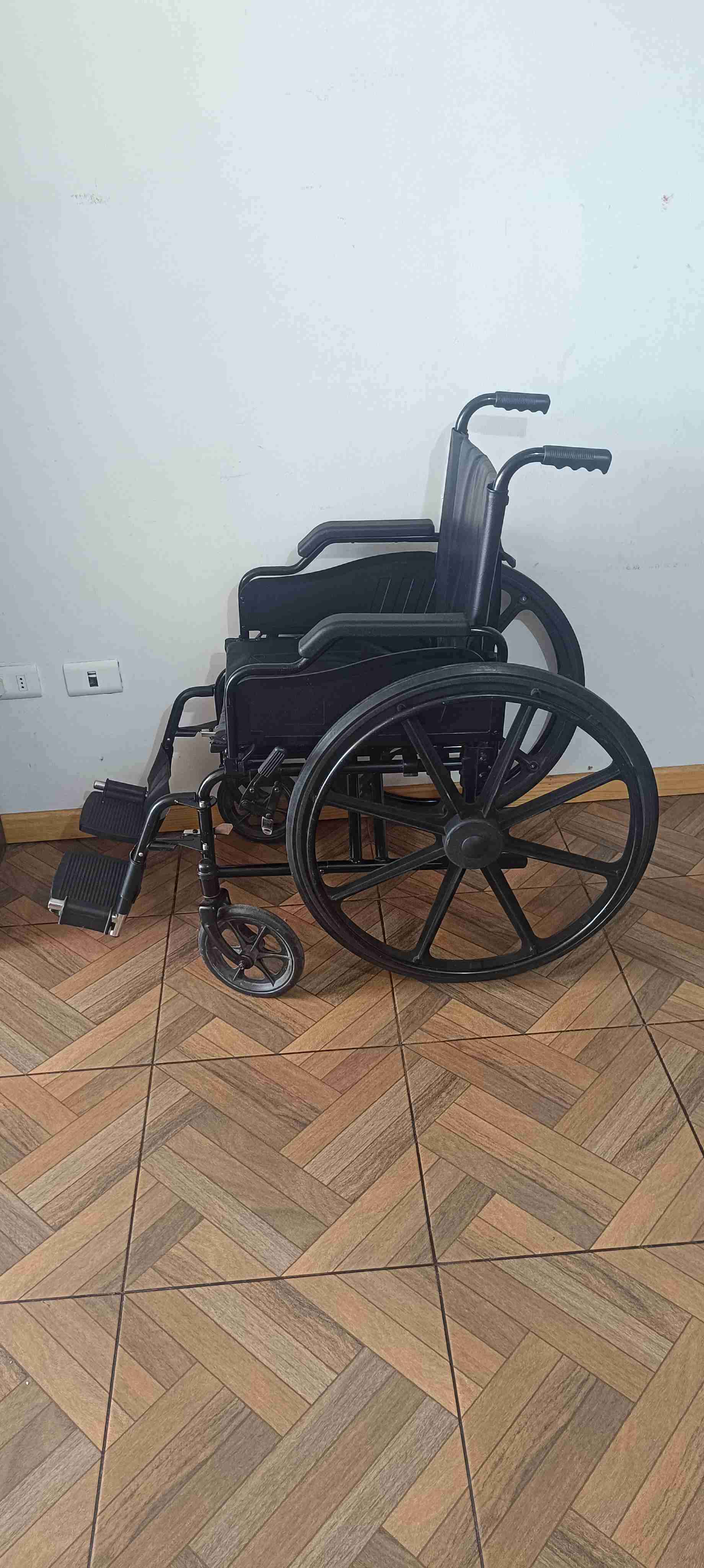 Silla de ruedas plegable negra - miniatura 3