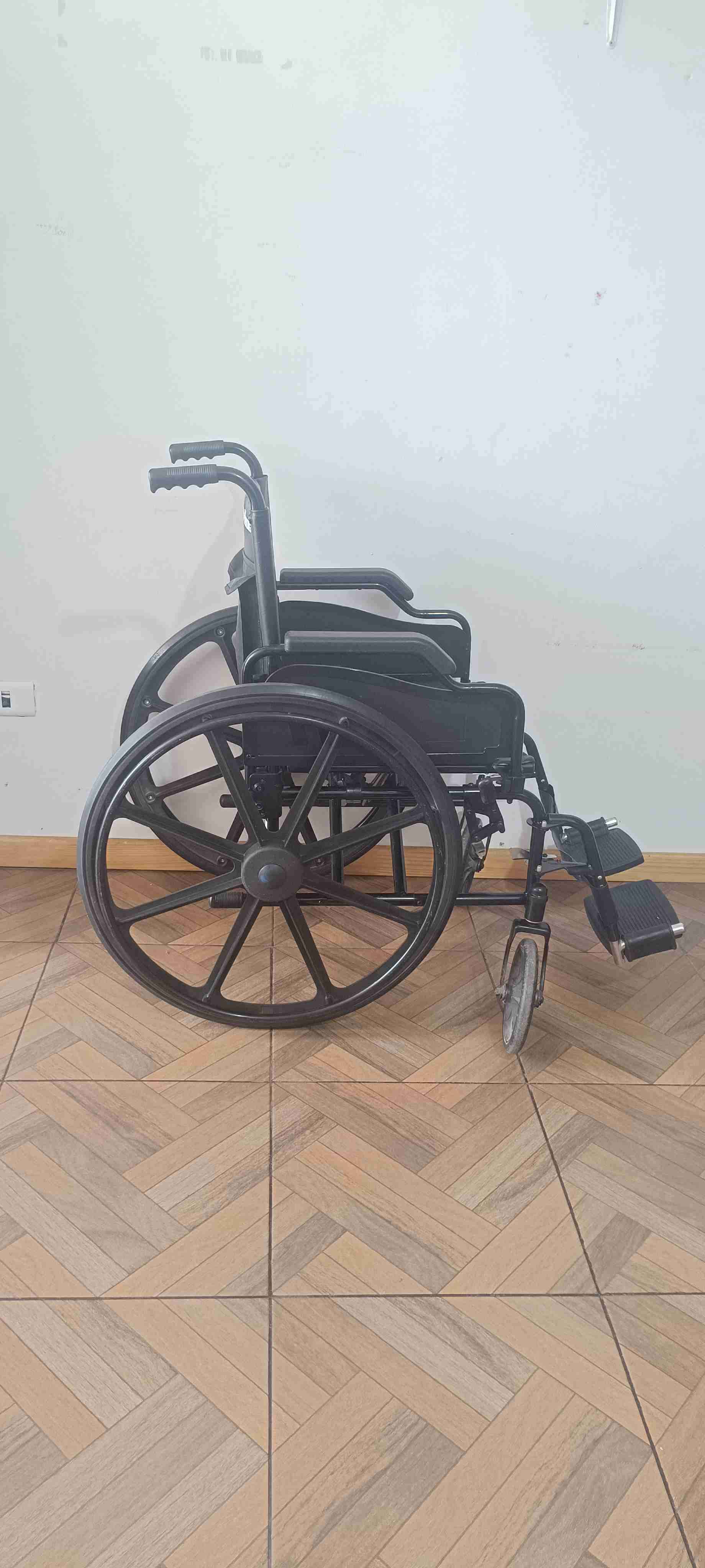 Silla de ruedas plegable negra - miniatura 4