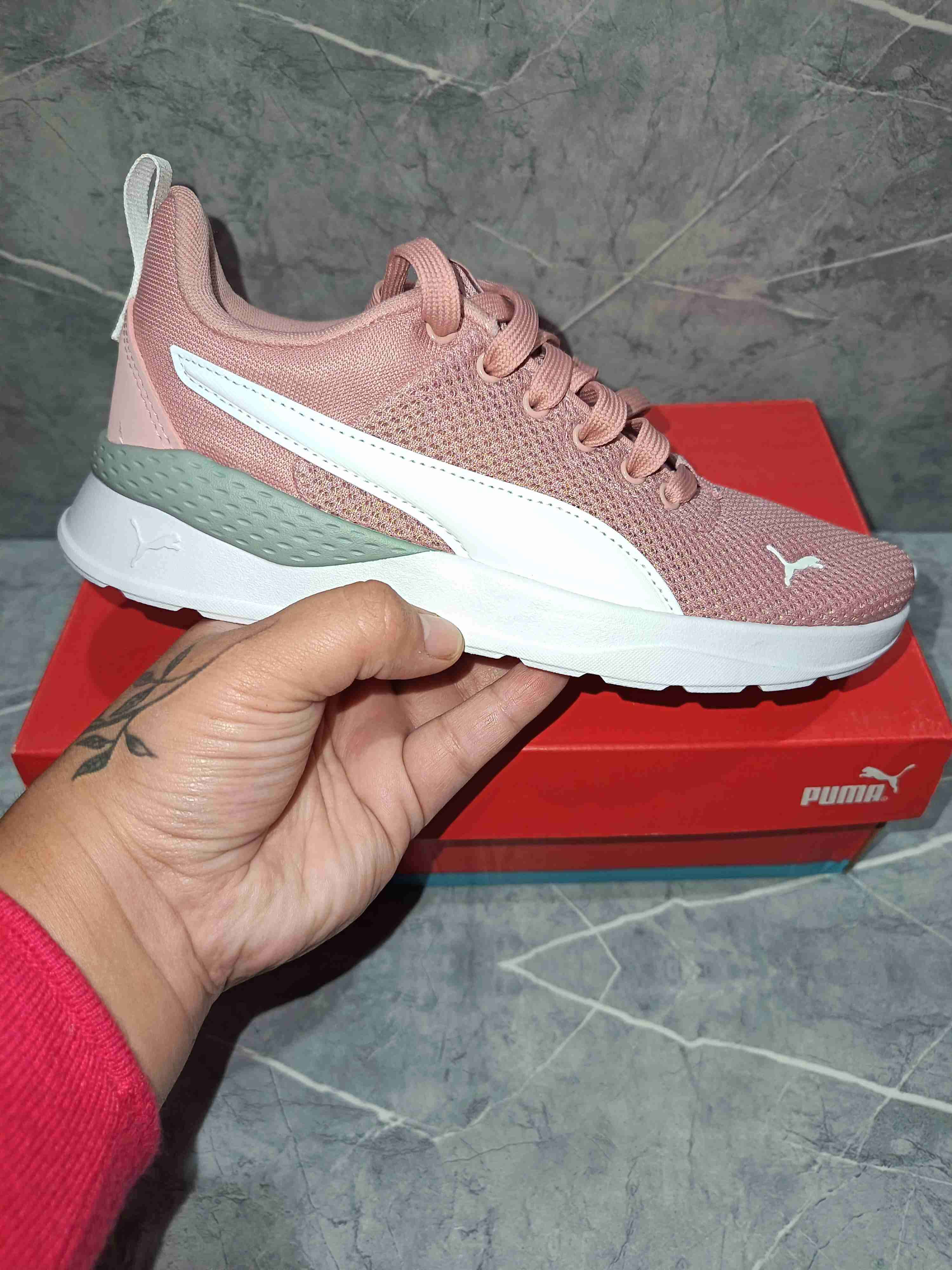 Zapatillas rosa marca Puma