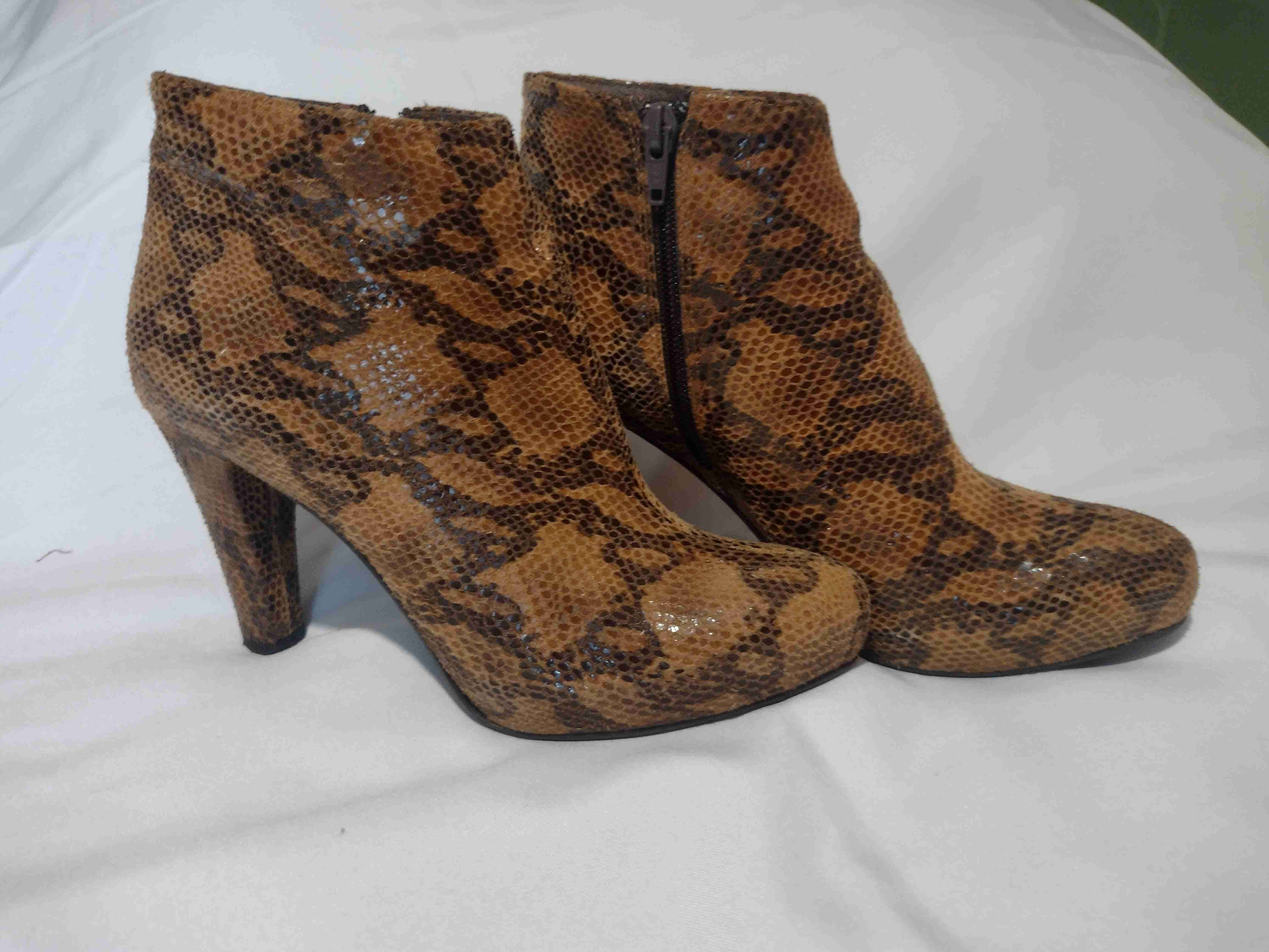 Botines de cuero animal print y negros - miniatura 3