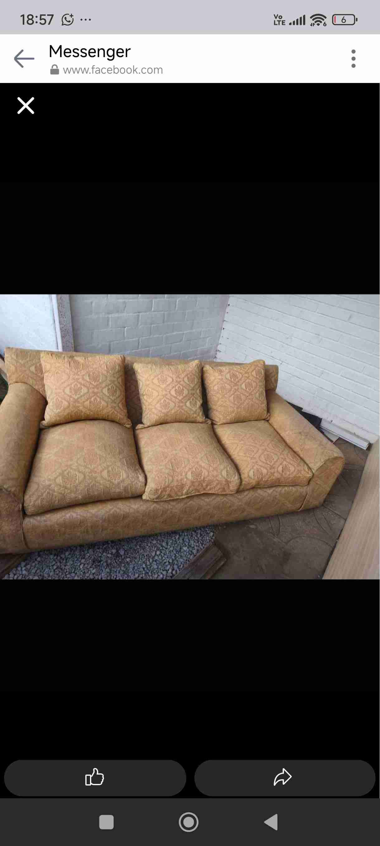 Sofá beige tejido clásico