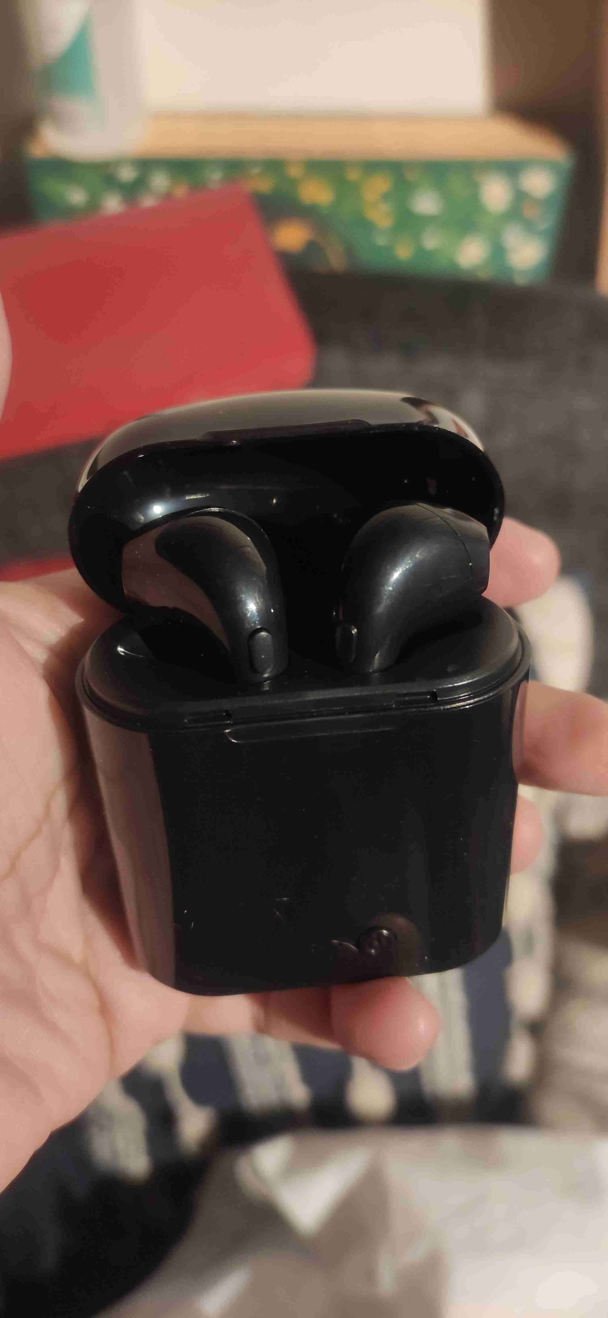 Audífonos inalámbricos negros y blancos - miniatura 1