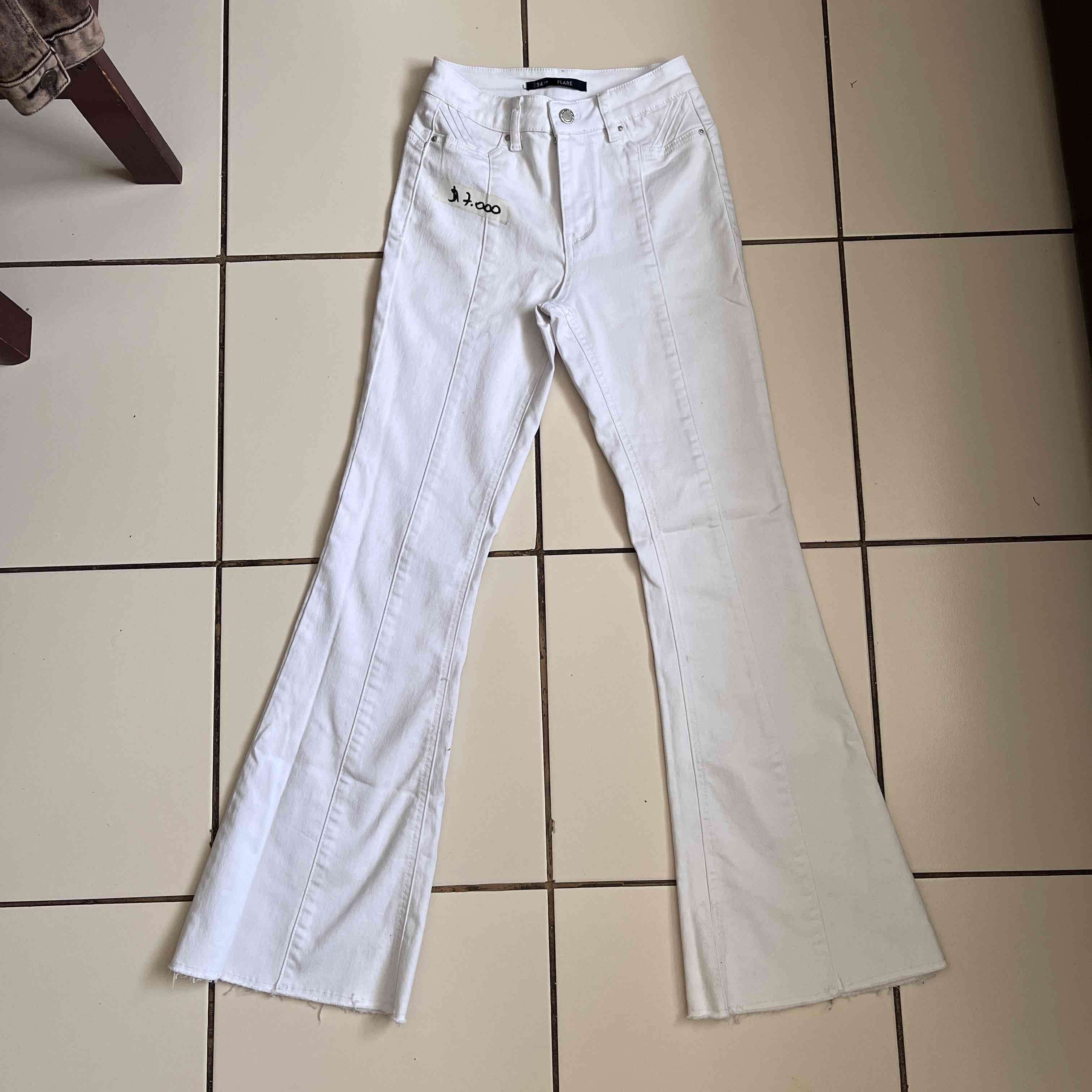 Pantalones blancos acampanados - miniatura 1