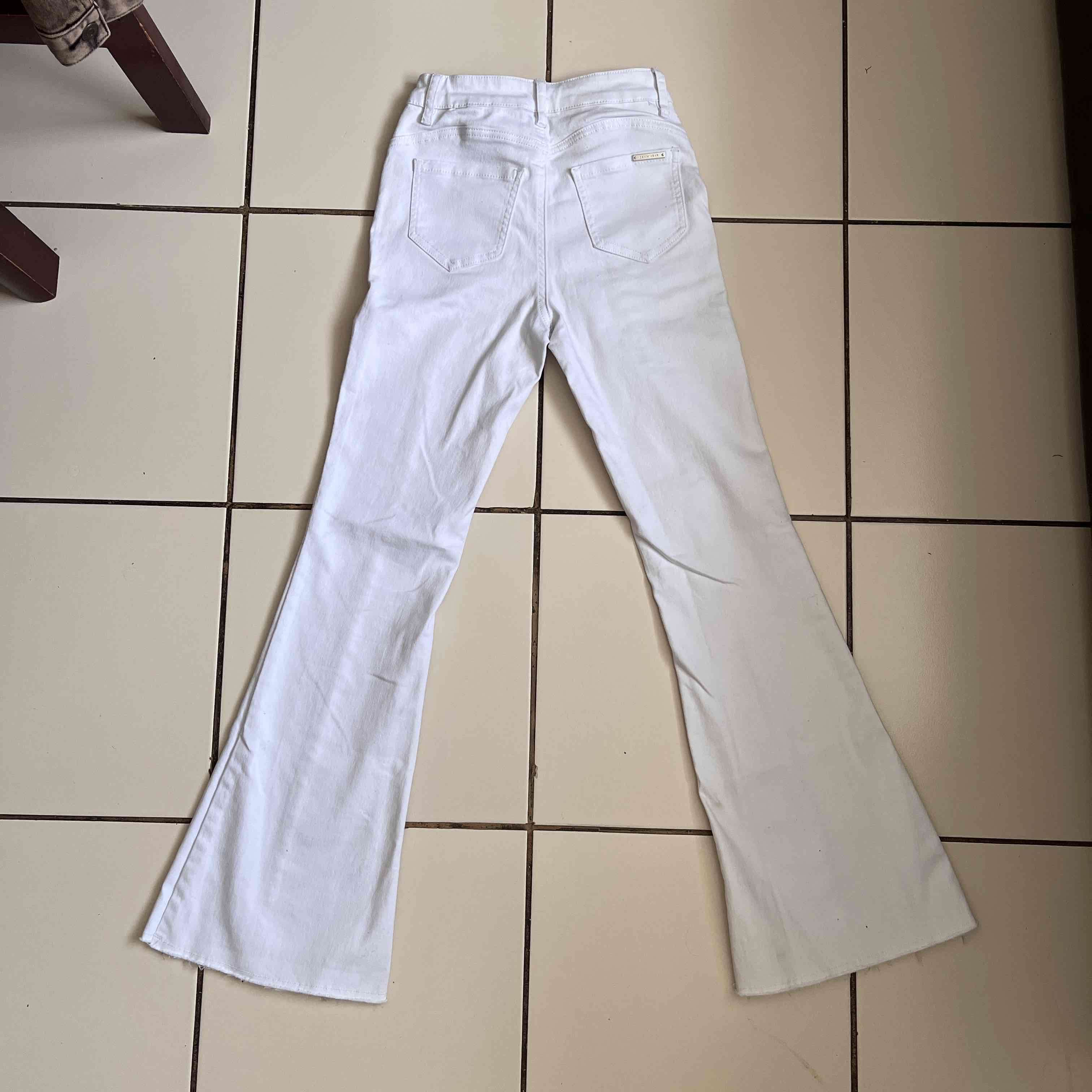 Pantalones blancos acampanados - miniatura 2