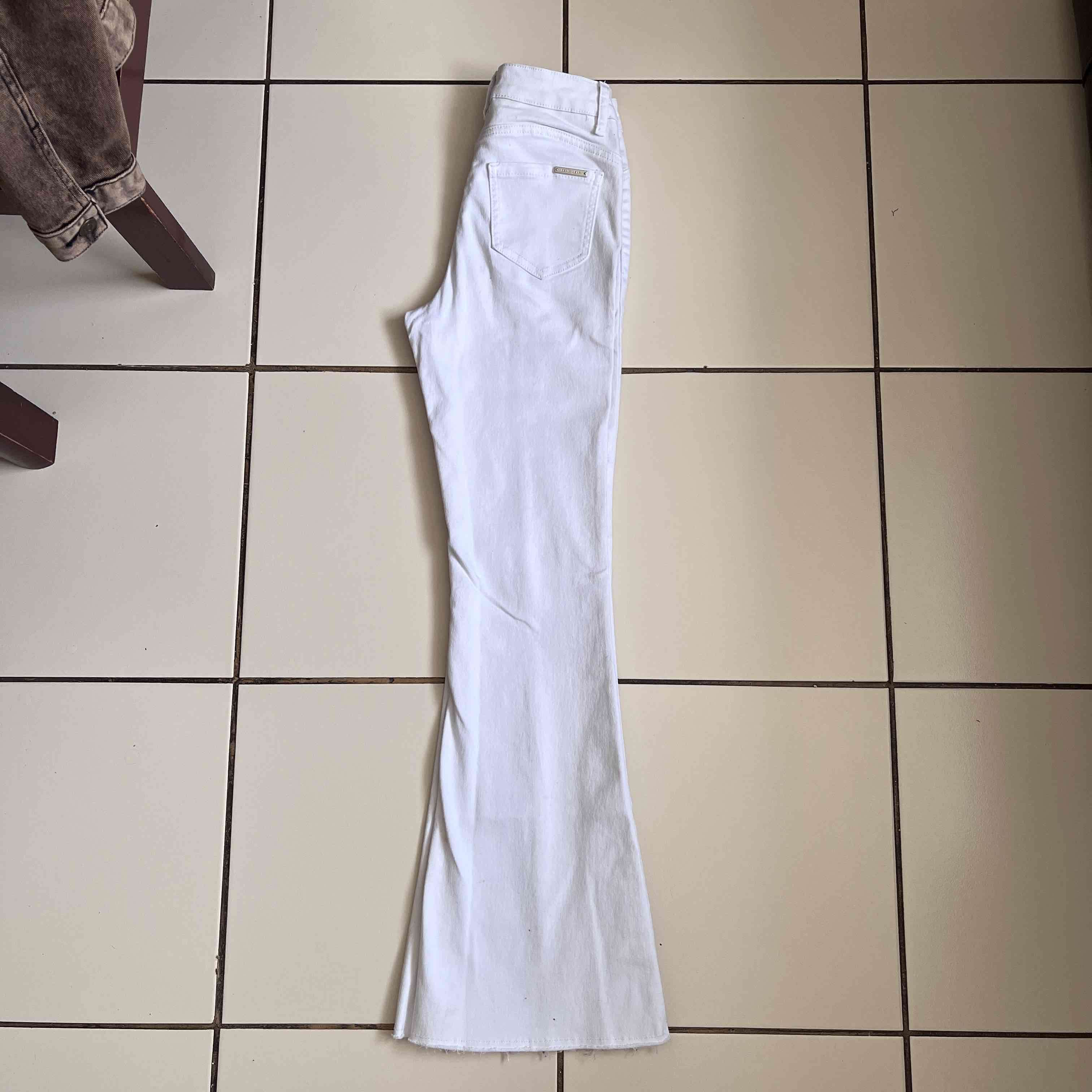 Pantalones blancos acampanados - miniatura 3