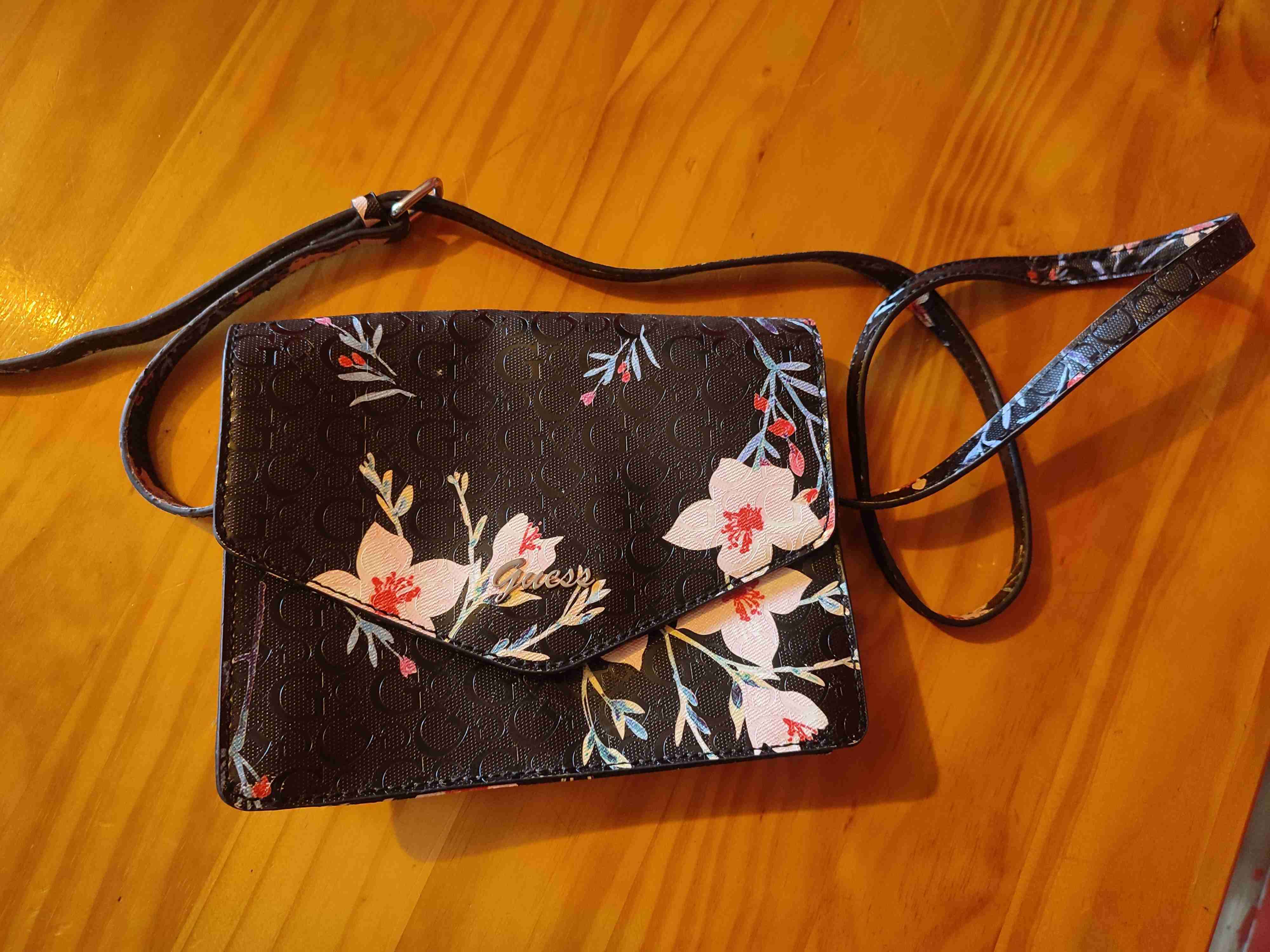 Cartera Guess floral negra