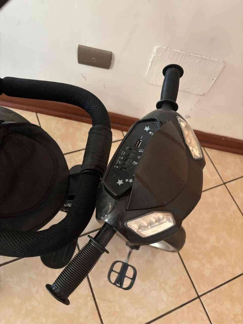 Triciclo negro con toldo - miniatura 3