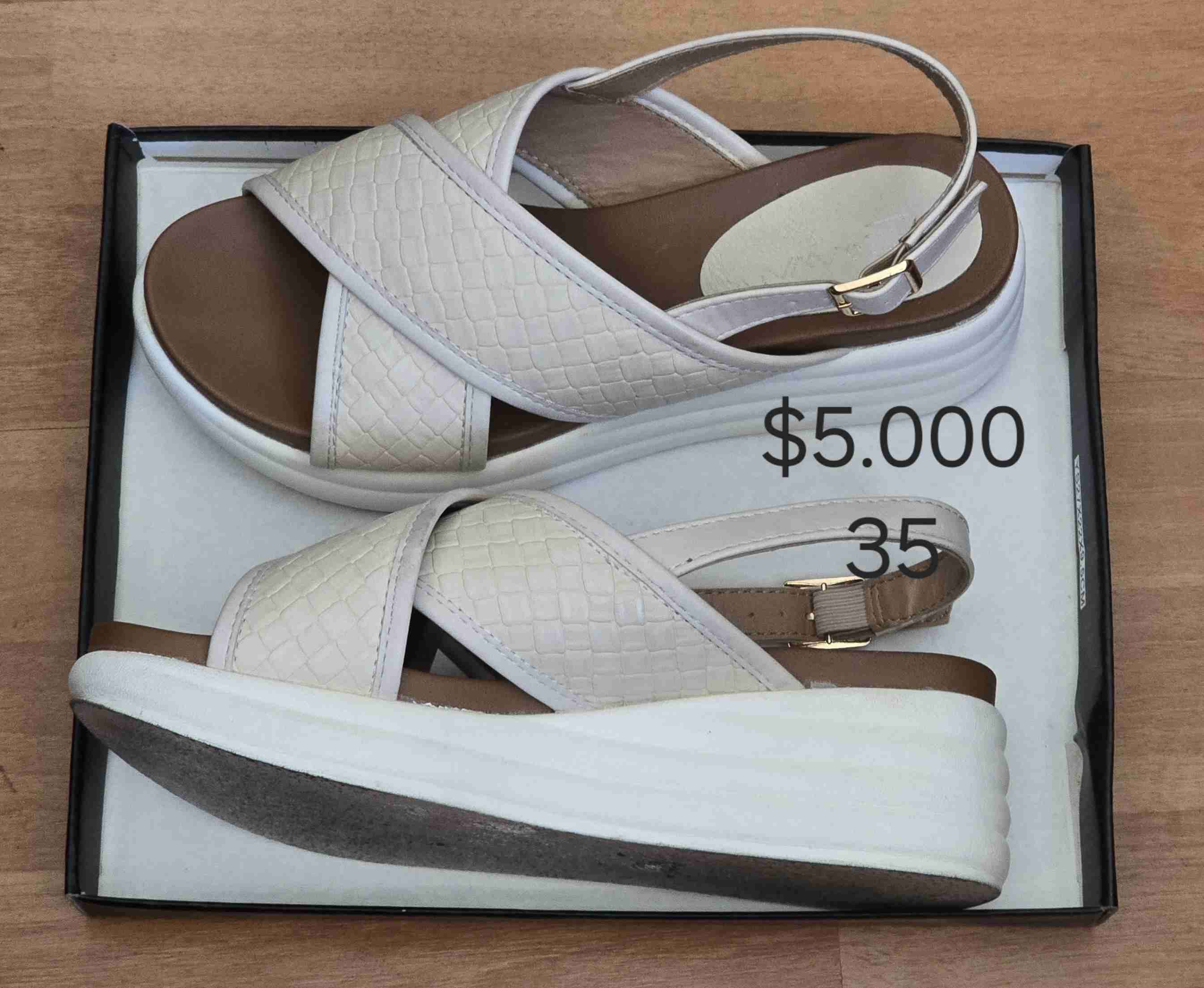 Sandalias beige con plataforma - miniatura 1