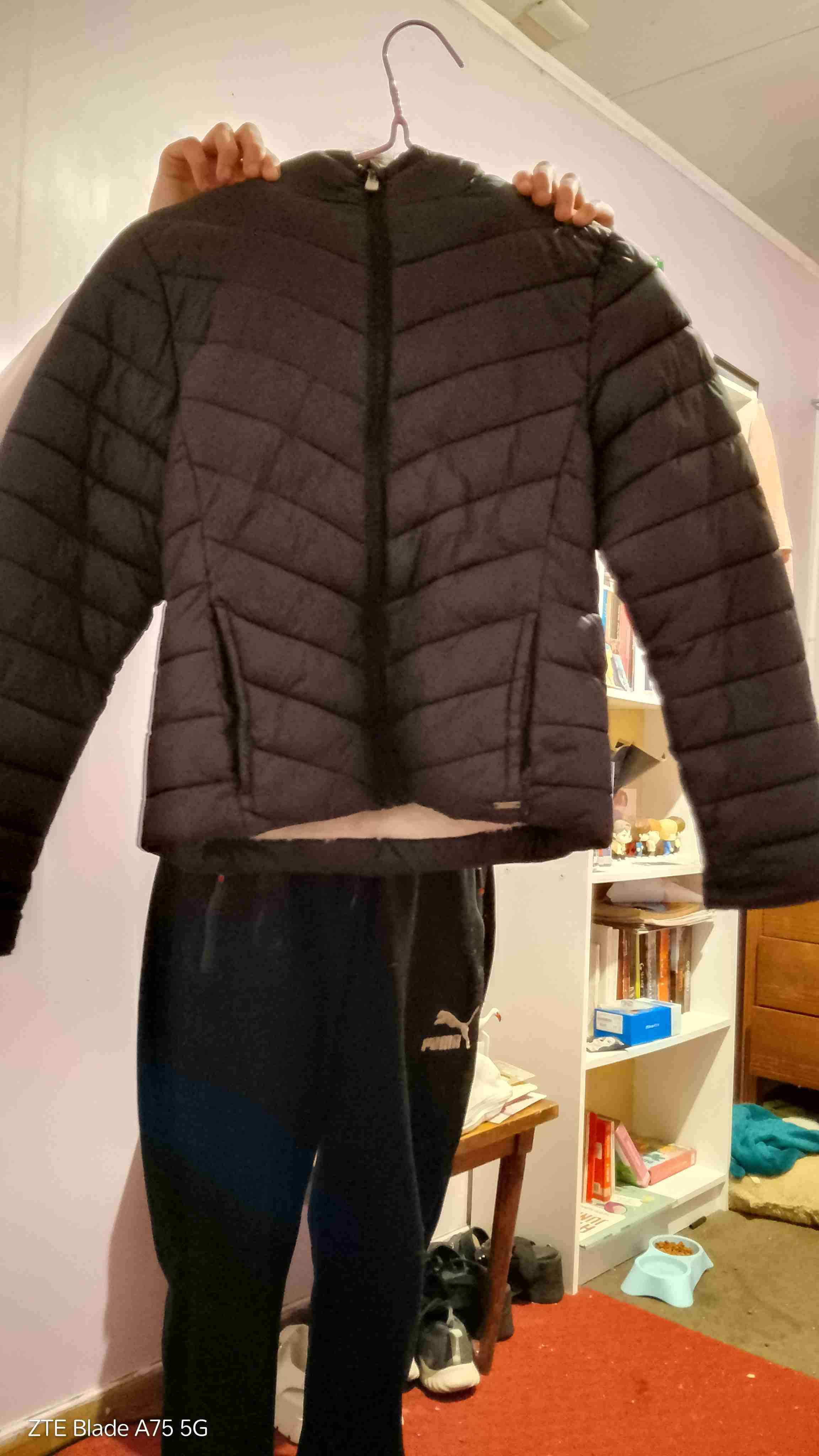 Chaqueta negra acolchada con capucha - miniatura 2