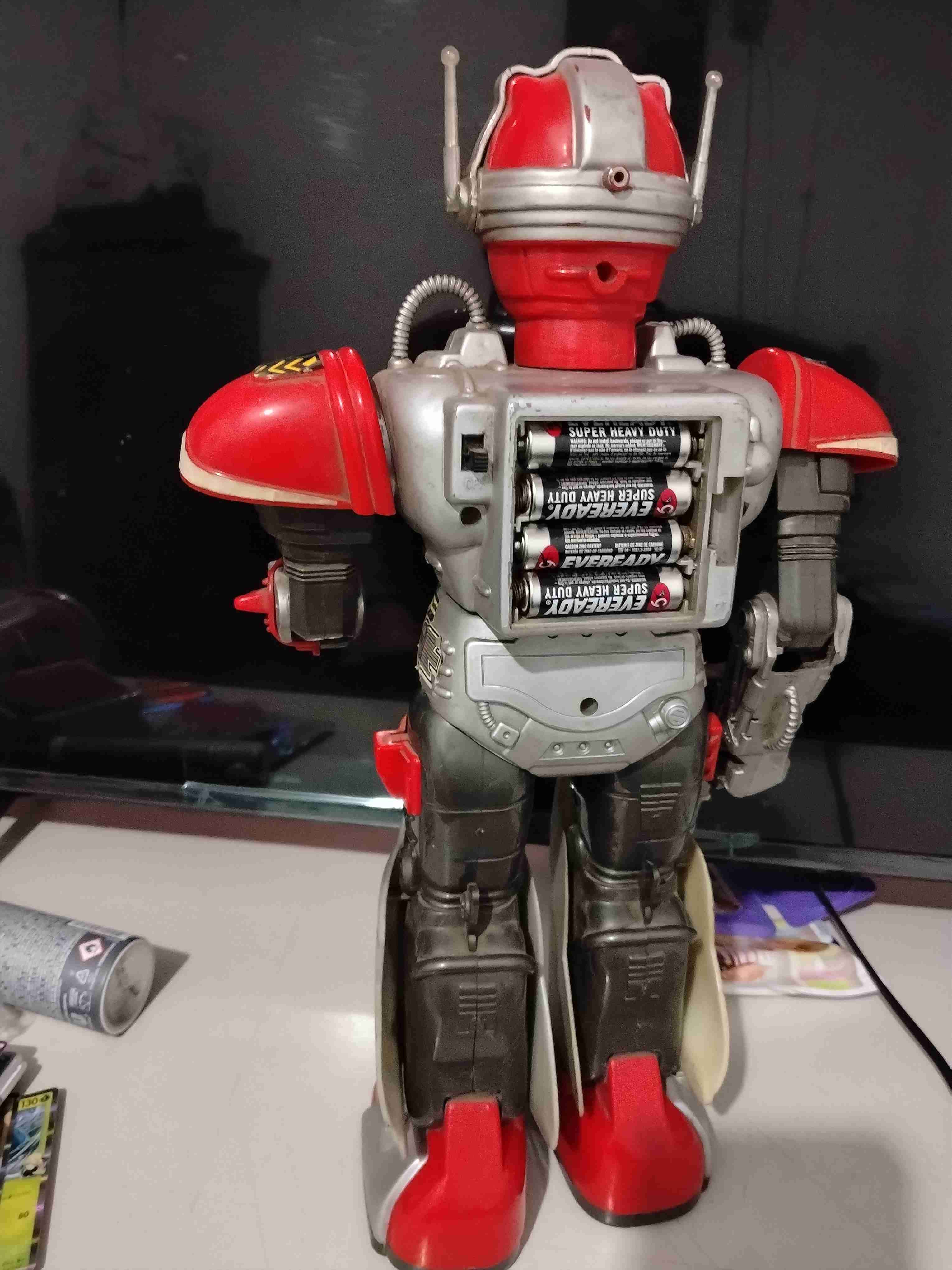 Robot juguete rojo y plateado - miniatura 4