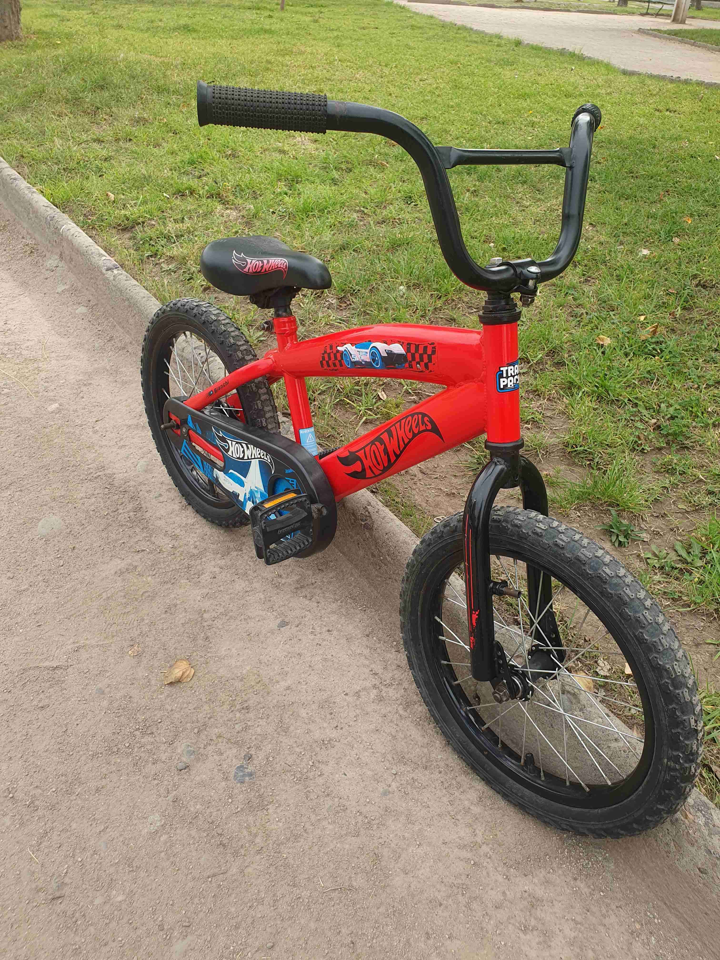 Bicicleta infantil Hot Wheels roja - miniatura 2